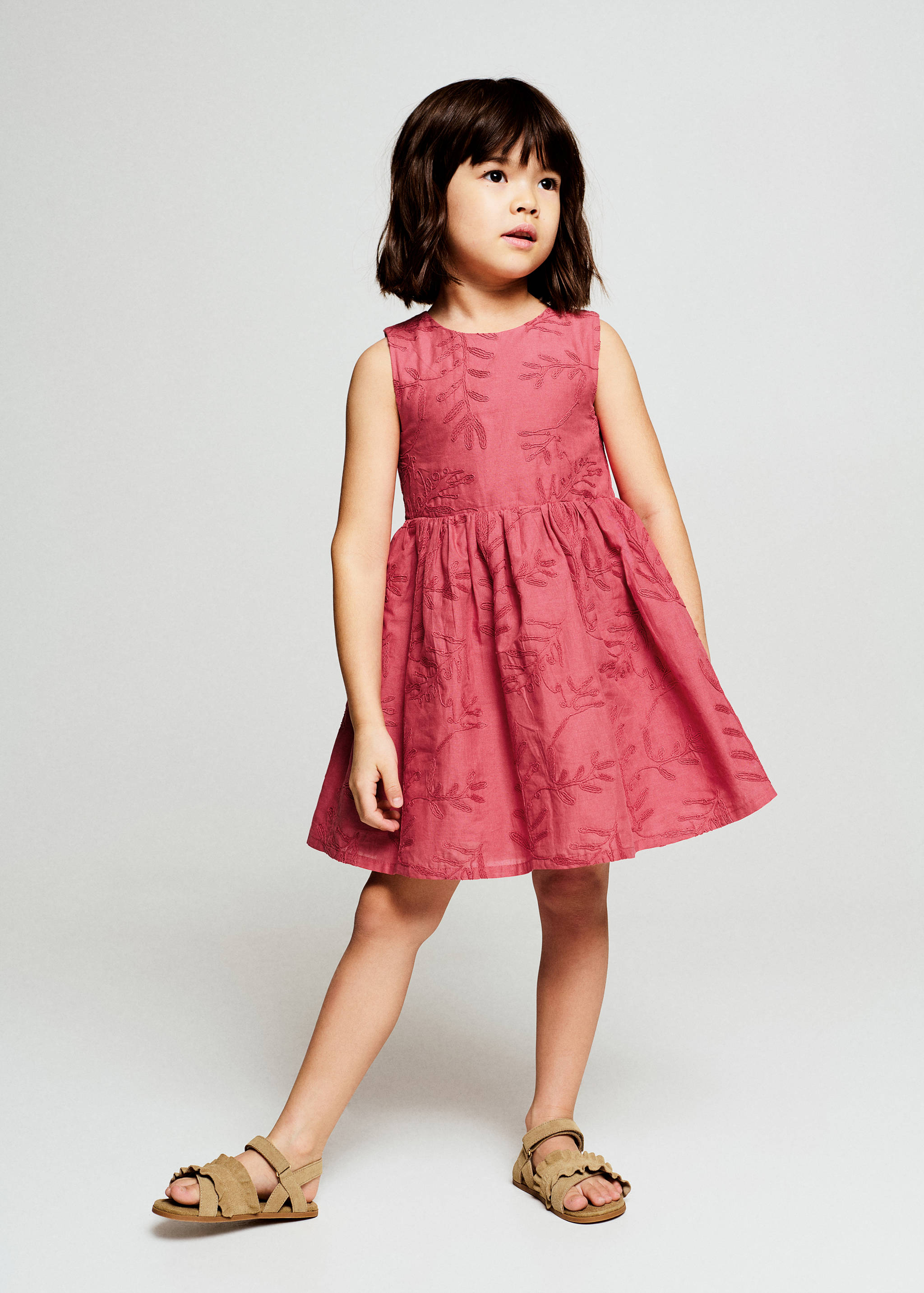 Vestido bordados abertura espalda - Plano general