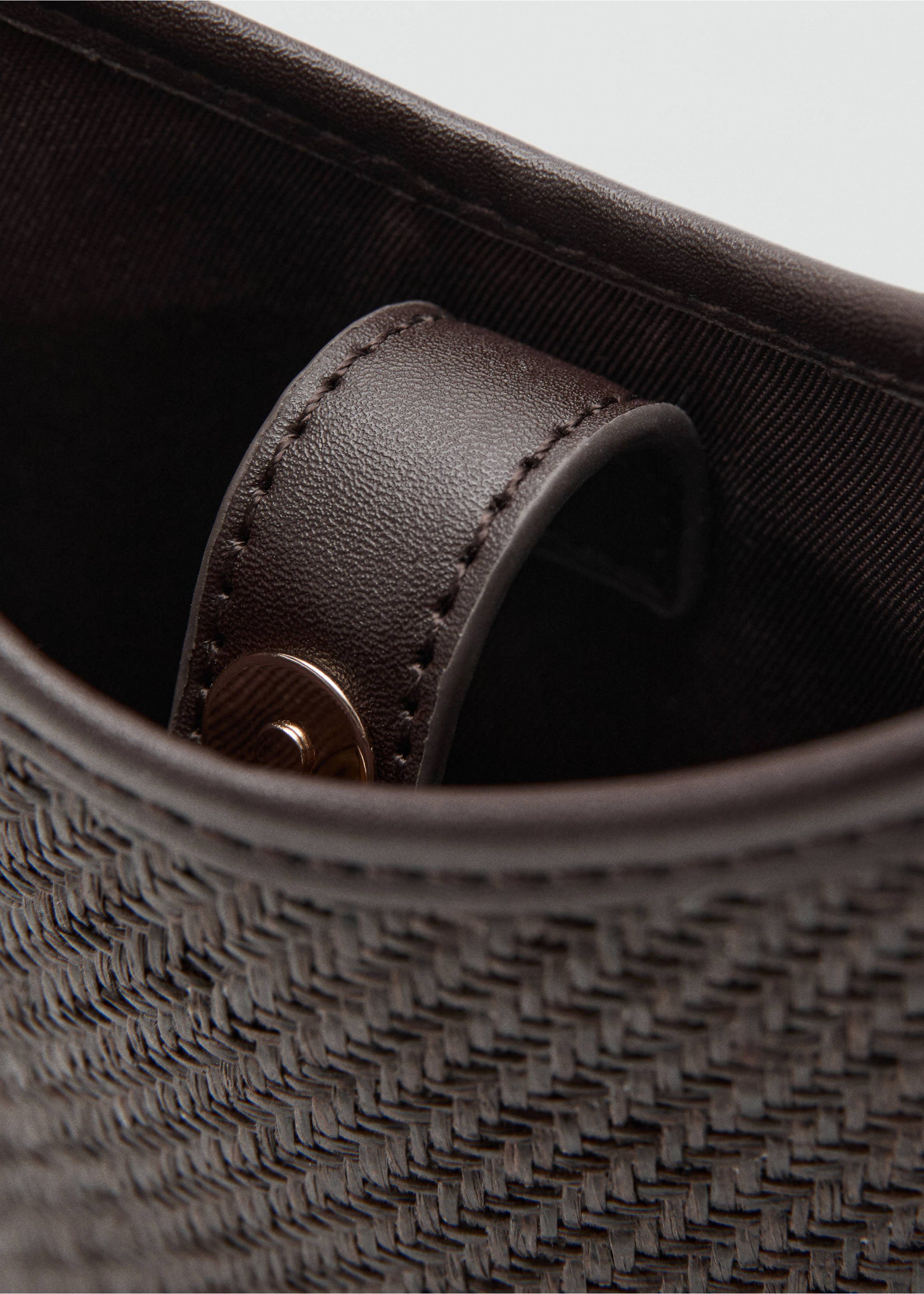 Crossbody mobile case - Details of the article 1, Chocolate. Ref: 27046748-00.