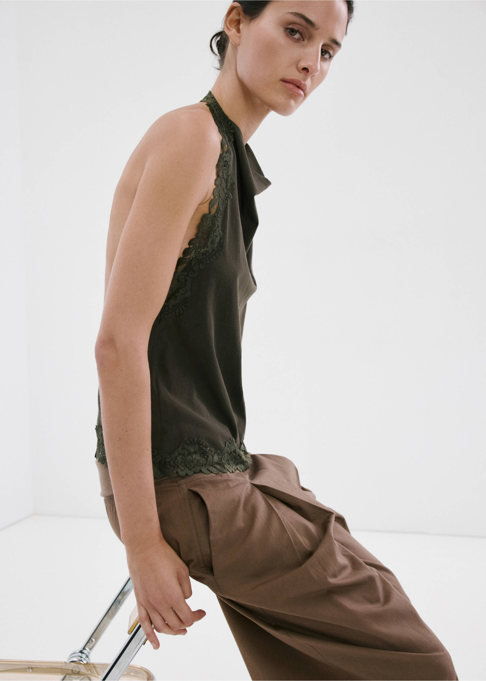Top dentelle col halter - Plan moyen, Kaki. Ref: 27047142-00.