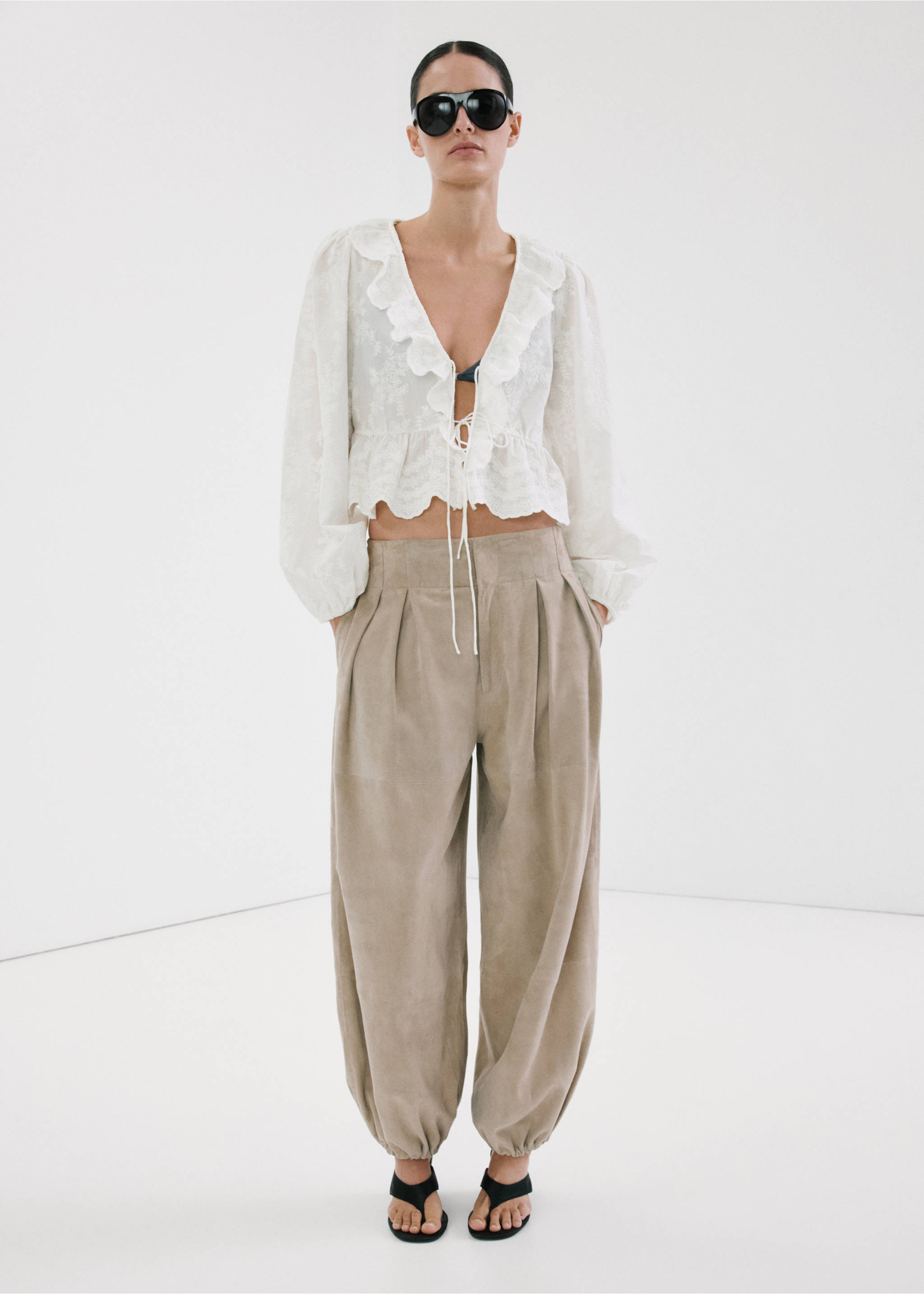 Blouse brodée volants - Plan général, Blanc cassé. Ref: 27047145-00.