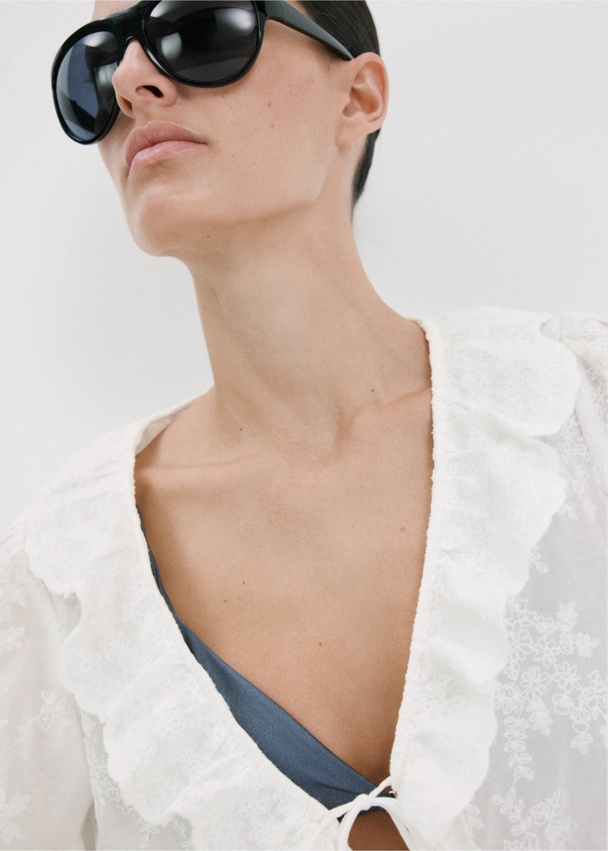 Blouse brodée volants - Détail de l'article 1, Blanc cassé. Ref: 27047145-00.