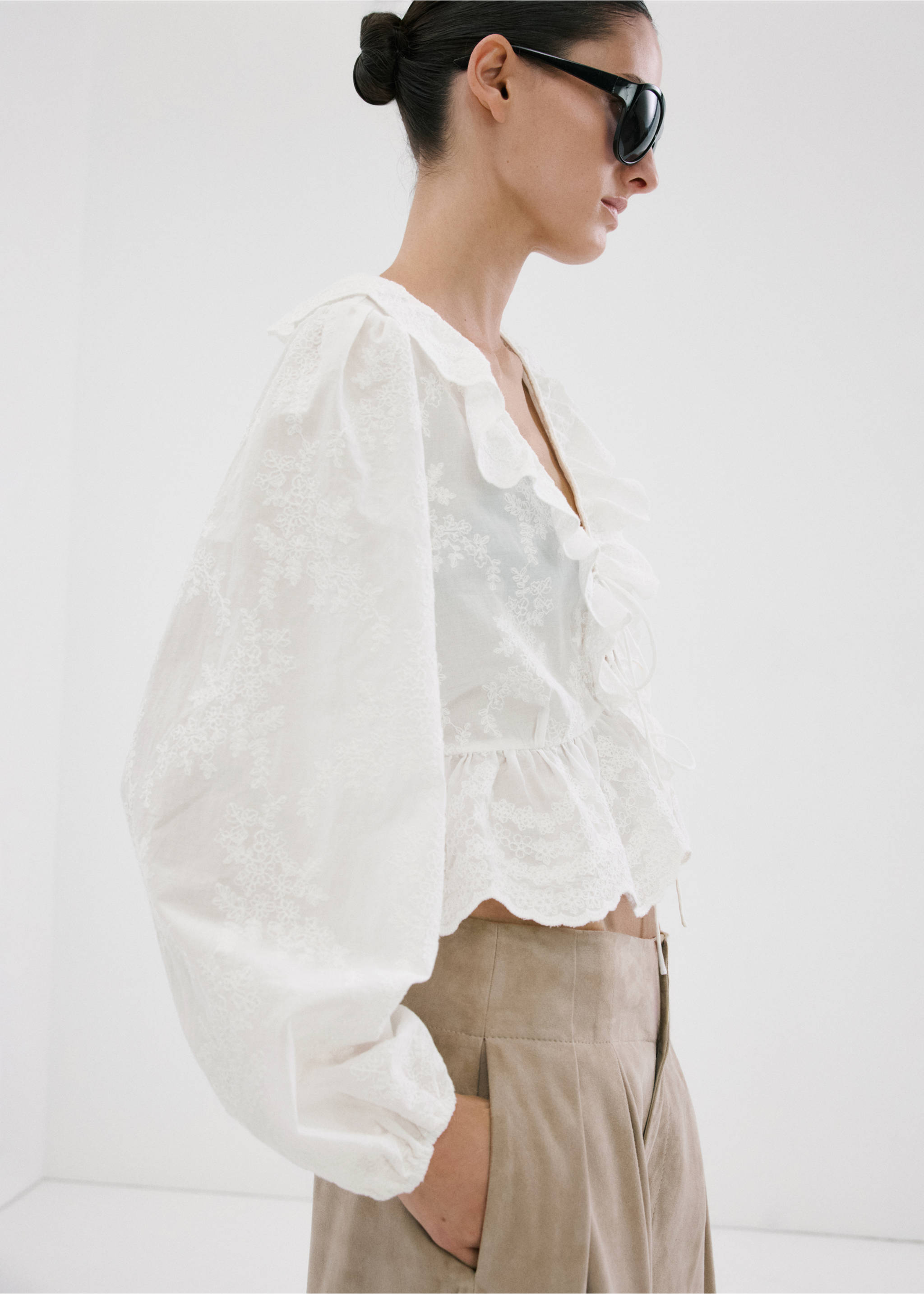 Blouse brodée volants - Détail de l'article 6, Blanc cassé. Ref: 27047145-00.