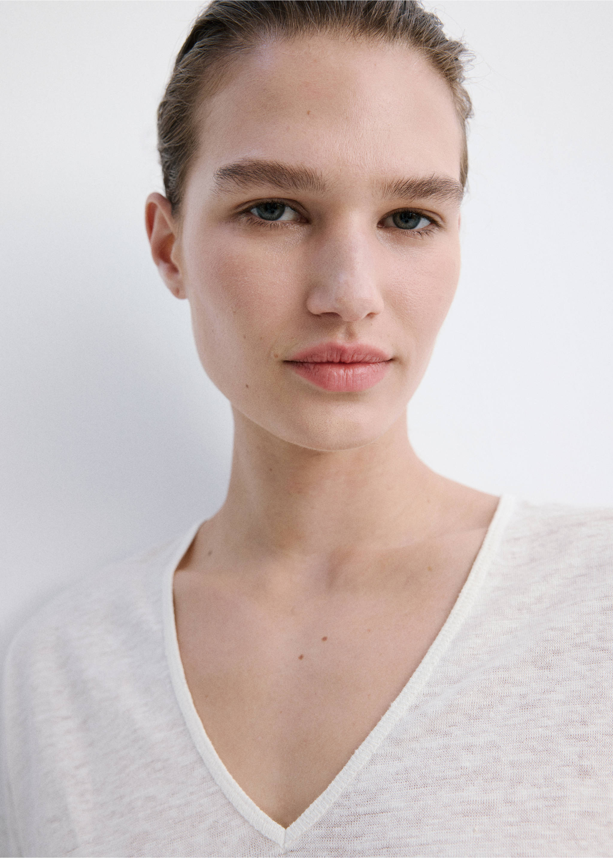 V-neck linen t-shirt - Details of the article 1, Off White. Ref: 27047153-00.