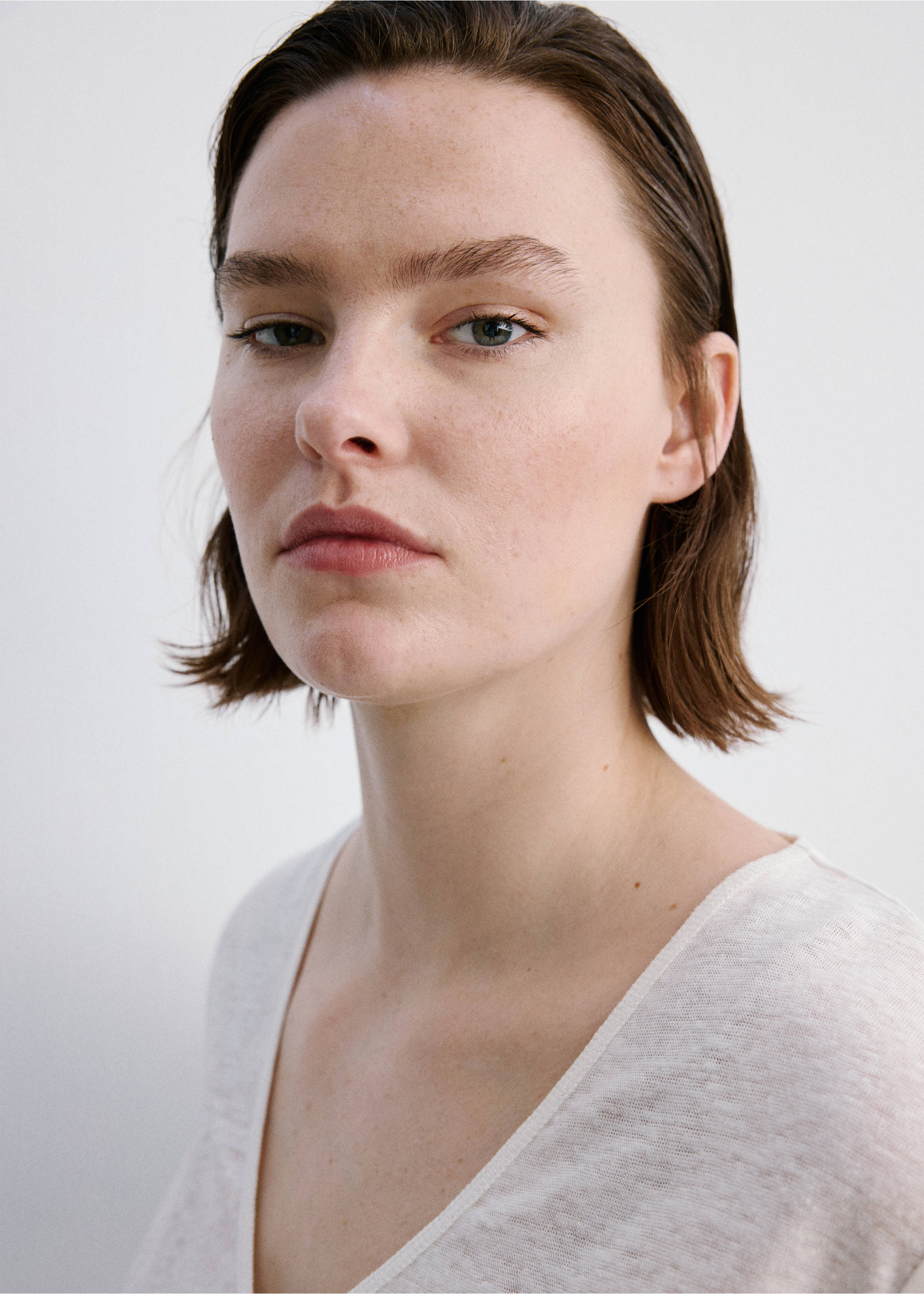 V-neck linen t-shirt - Details of the article 4, Off White. Ref: 27047153-00.