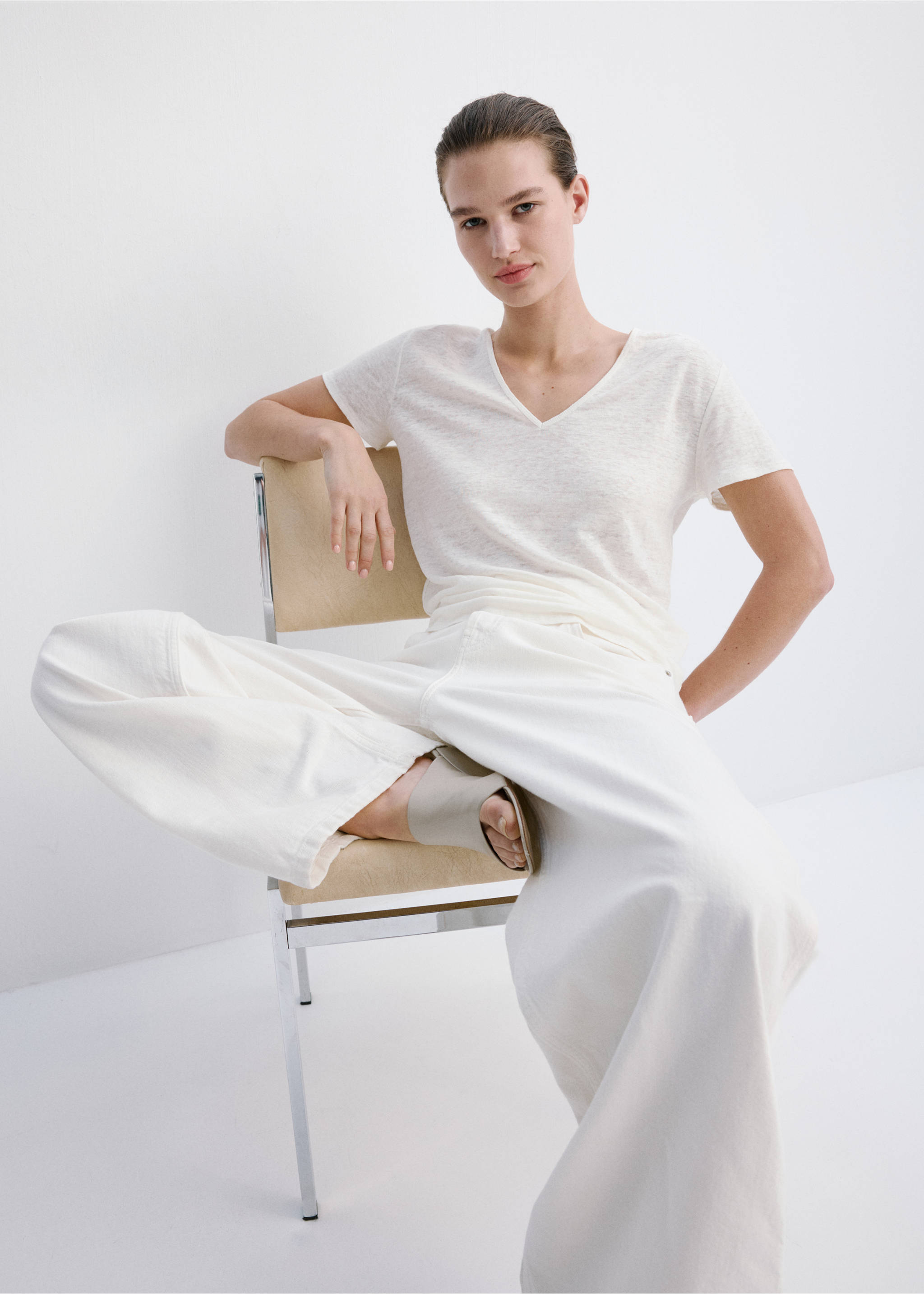 V-neck linen t-shirt - Details of the article 2, Off White. Ref: 27047153-00.