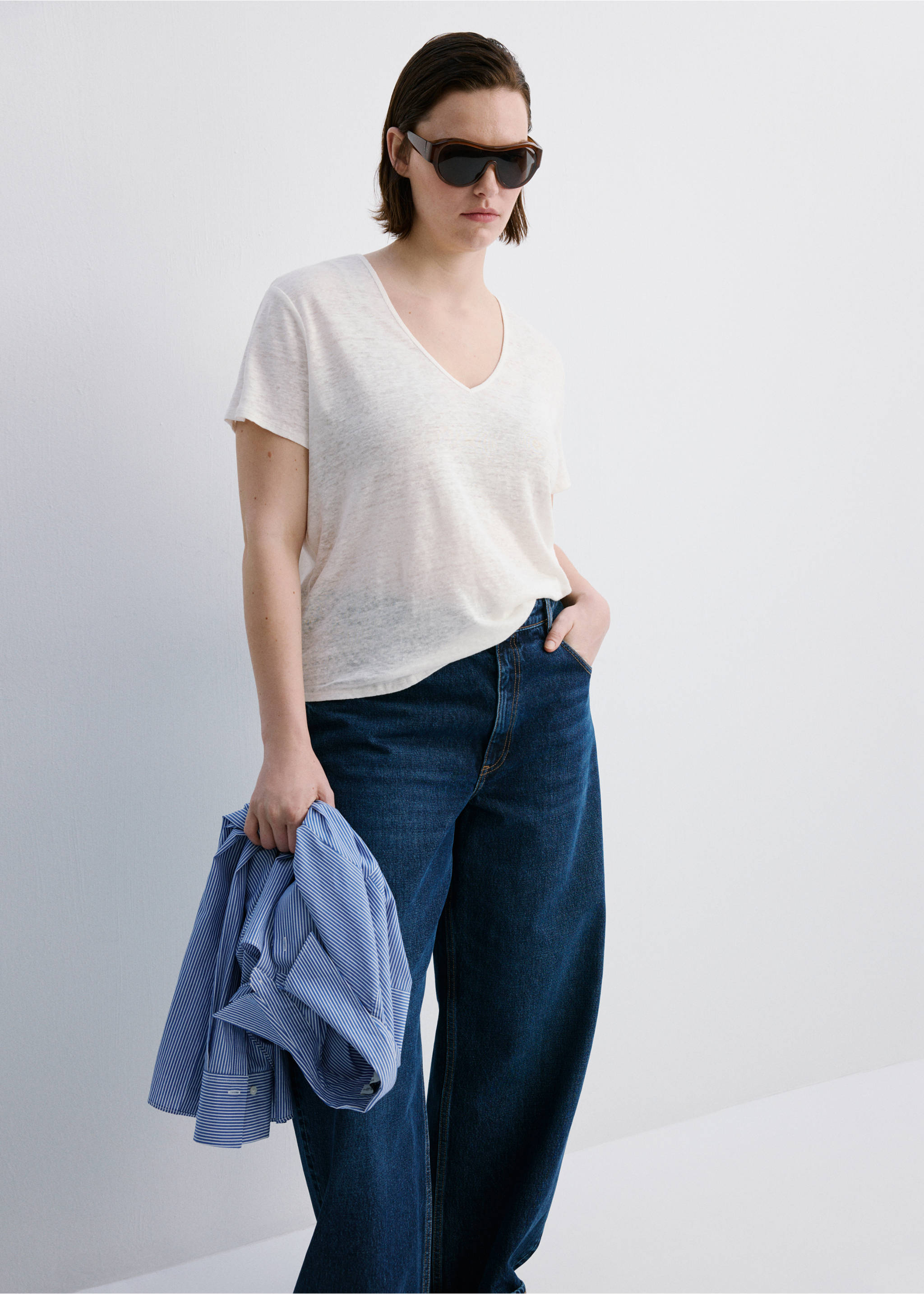 V-neck linen t-shirt - Details of the article 5, Off White. Ref: 27047153-00.