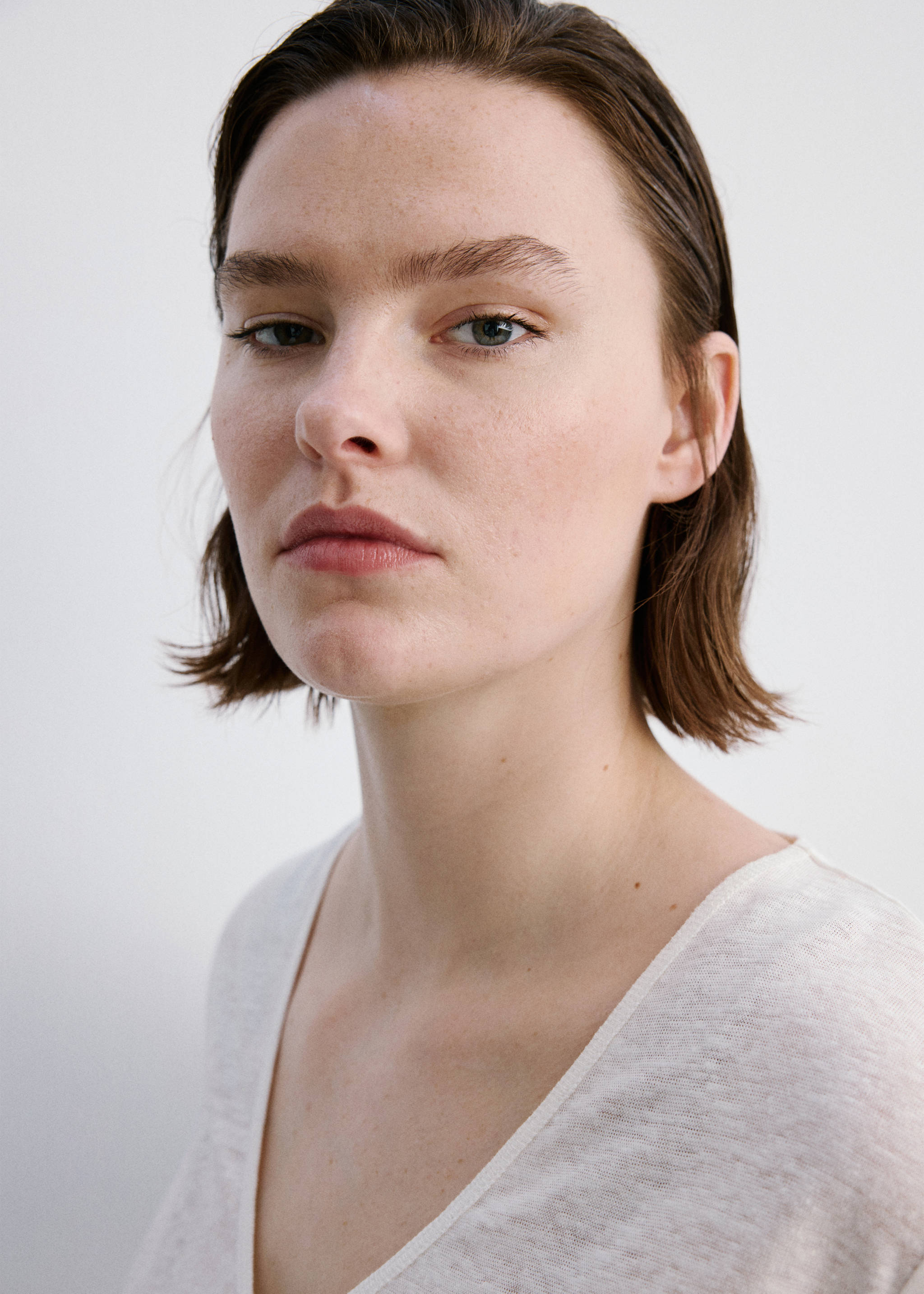 V-neck linen t-shirt - Details of the article 4