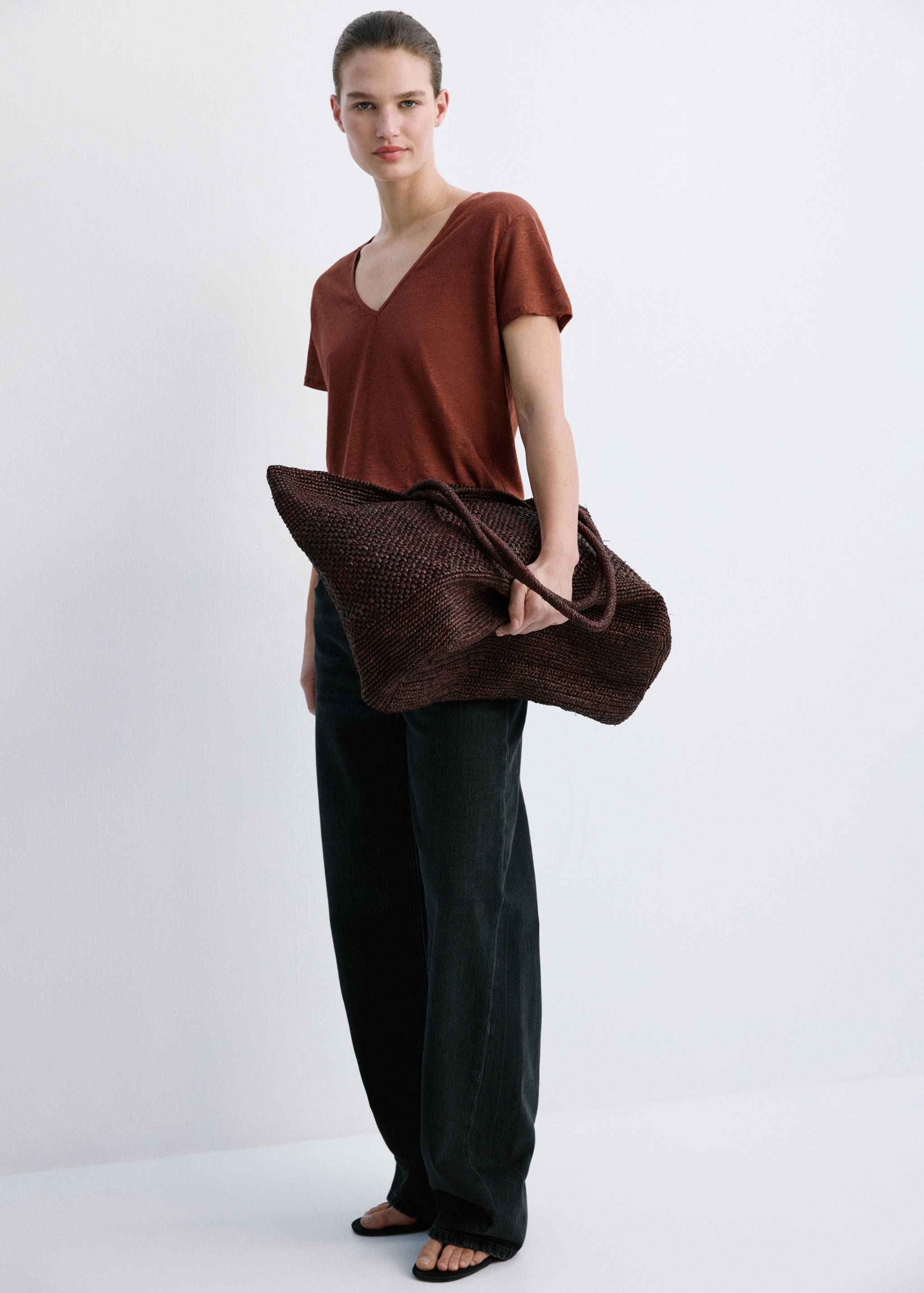 تي شيرت من الكتان بياقة على شكل حرف V - رؤية عامة