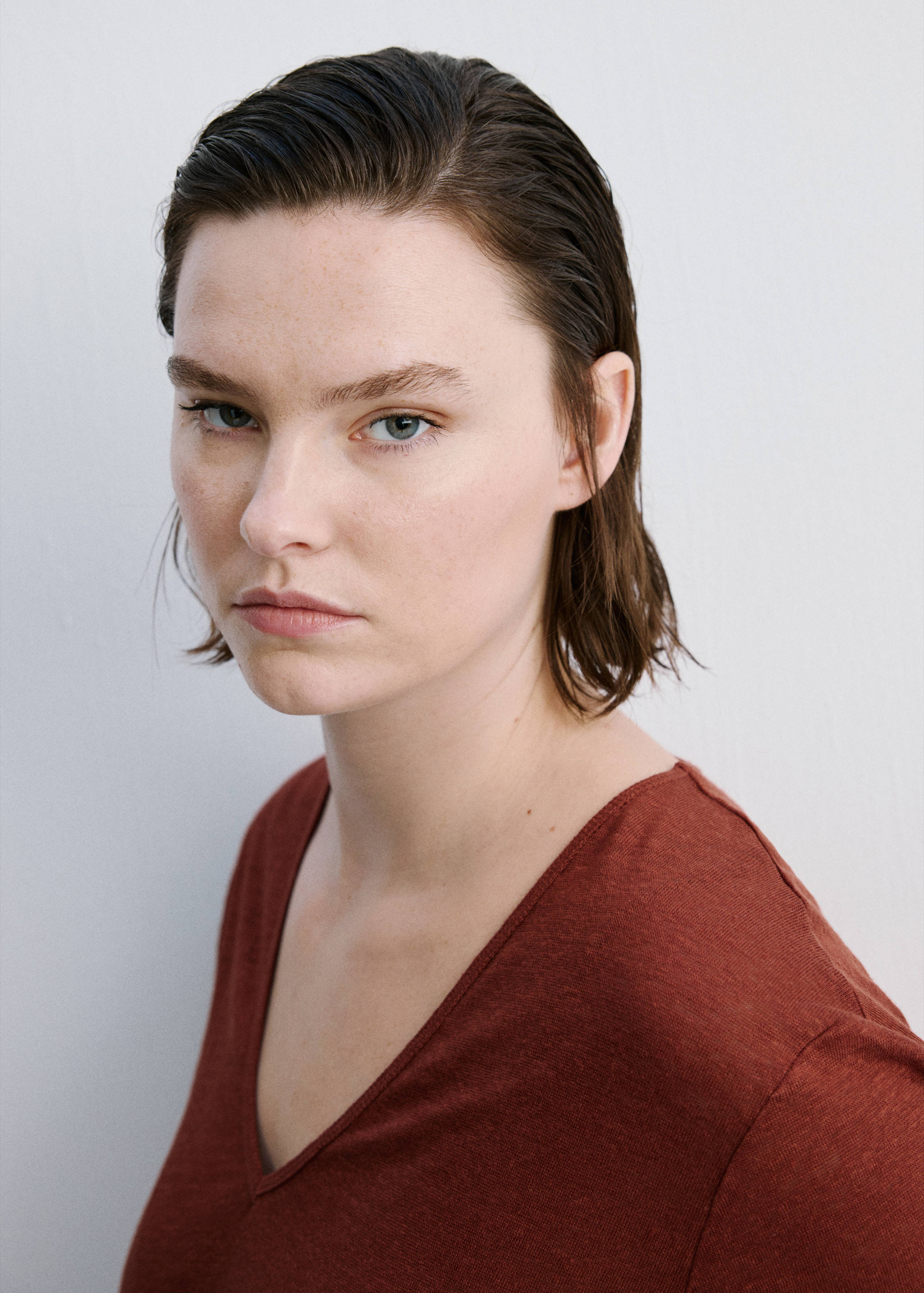 تي شيرت من الكتان بياقة على شكل حرف V - تفاصيل المنتج 4