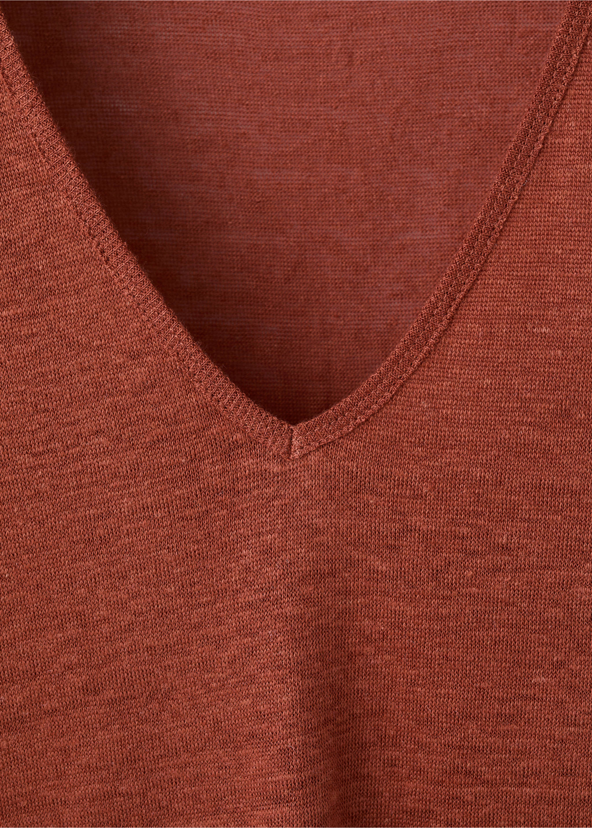 V-neck linen t-shirt - Details of the article 8, Russet. Ref: 27047153-00.