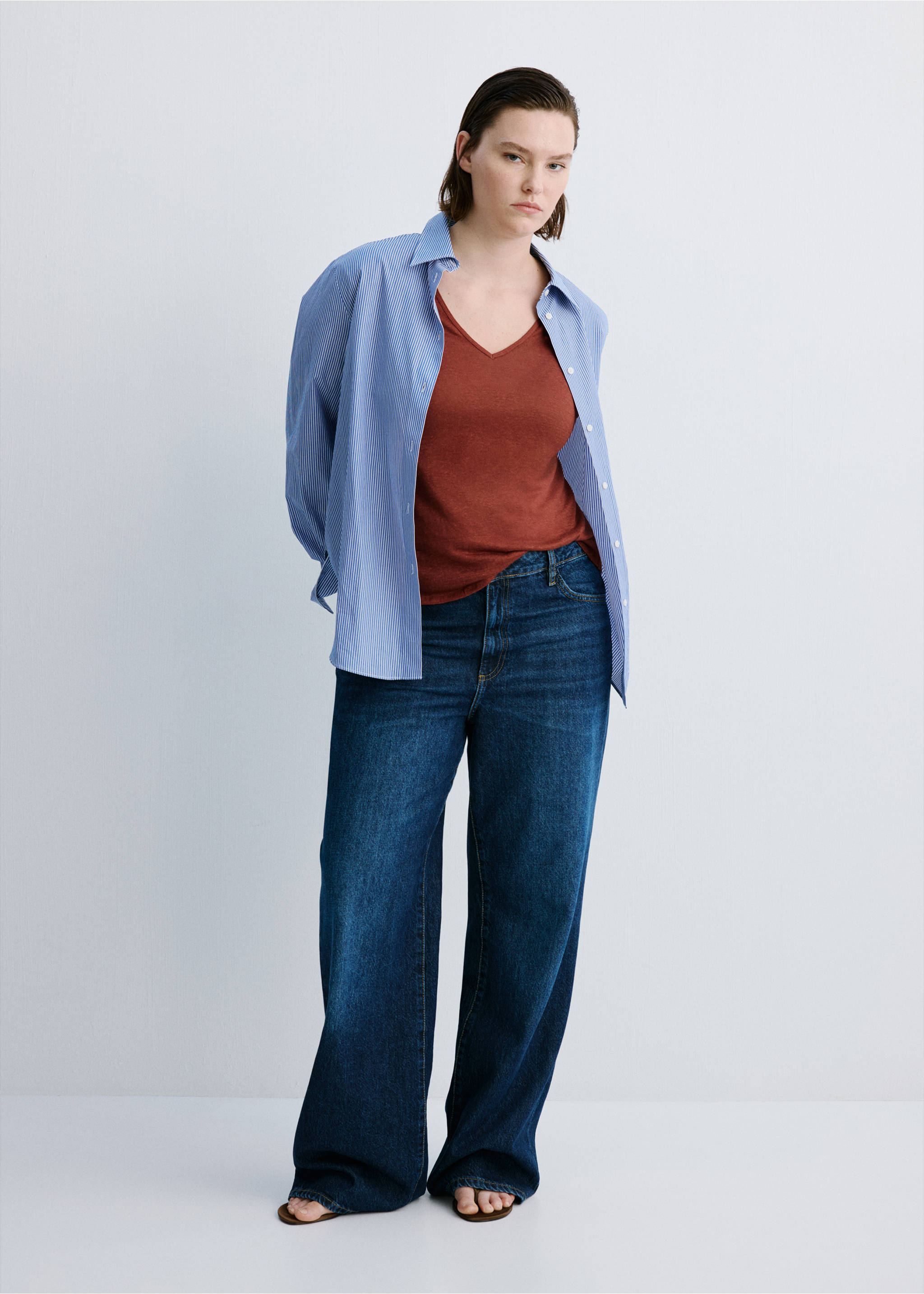 تي شيرت من الكتان بياقة على شكل حرف V - تفاصيل المنتج 3, خمري. Ref: 27047153-00.