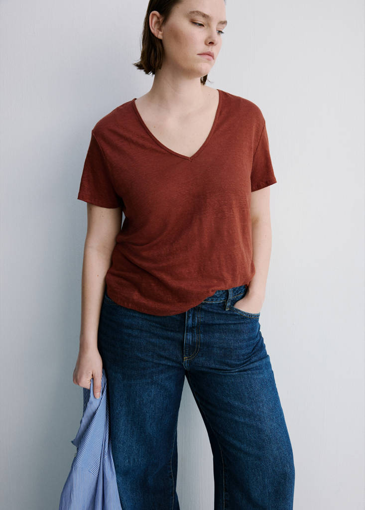 V-neck linen t-shirt — Russet