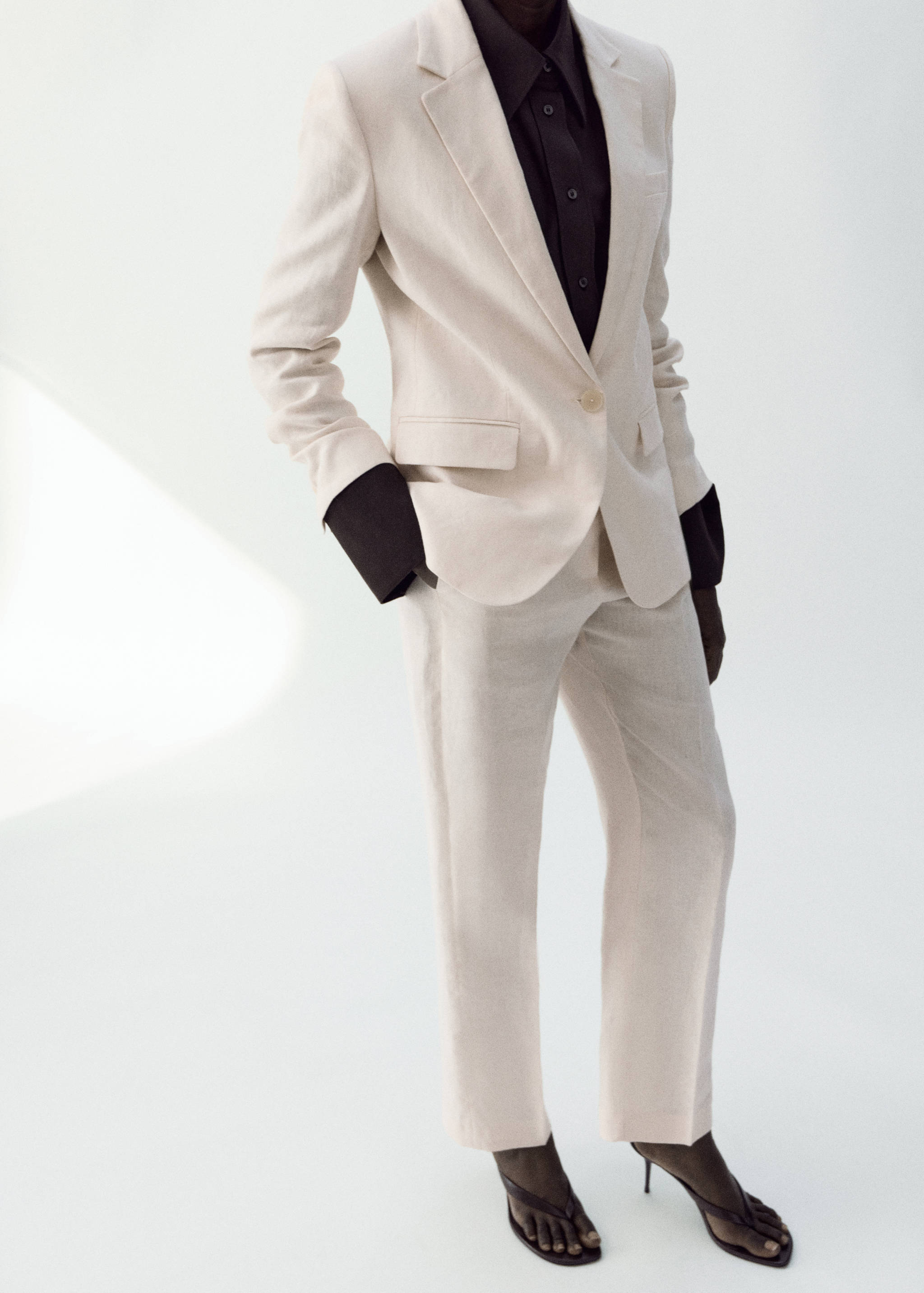 Pantalón traje lino - Plano medio