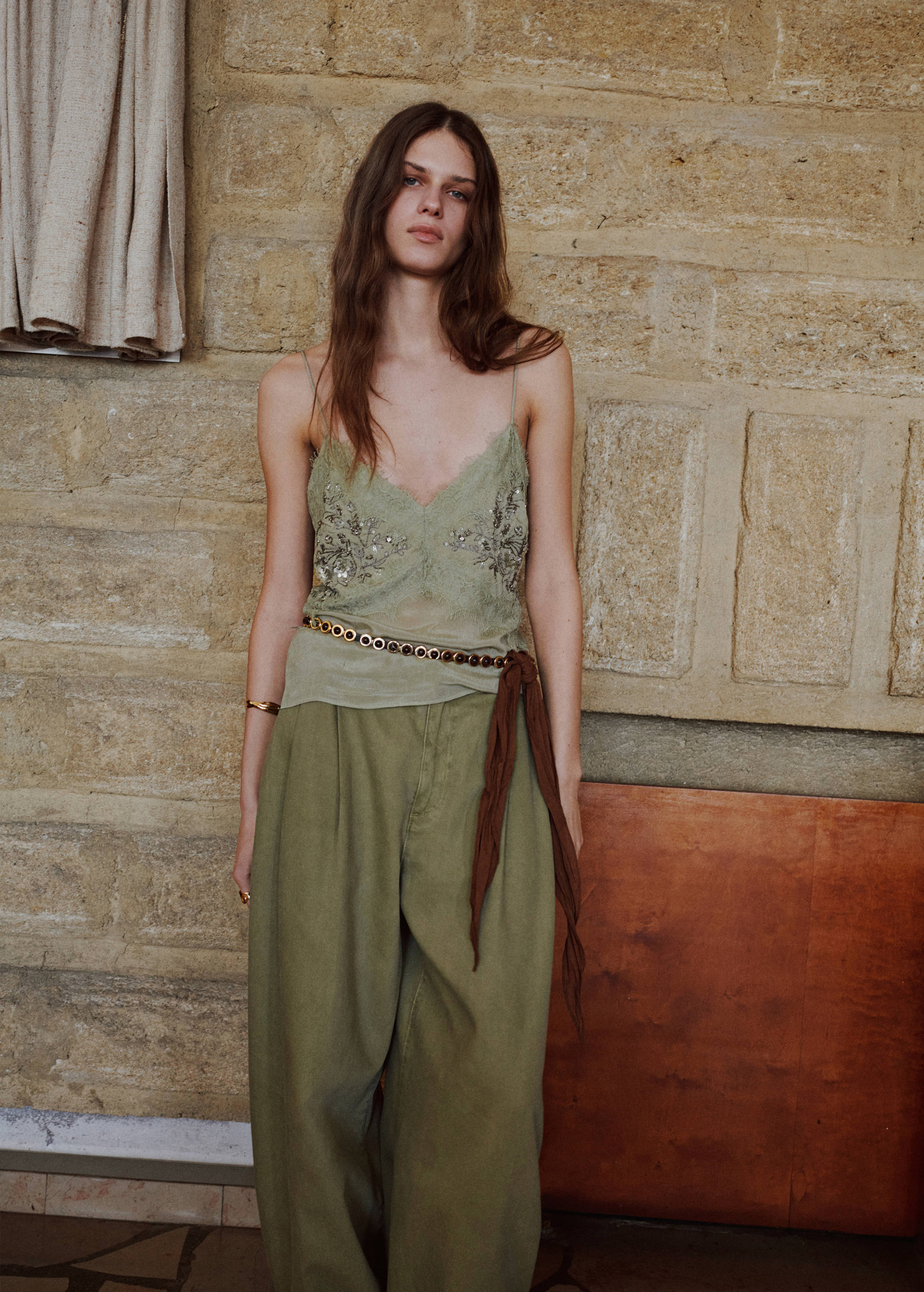 Embroidered appliqué top - General plane