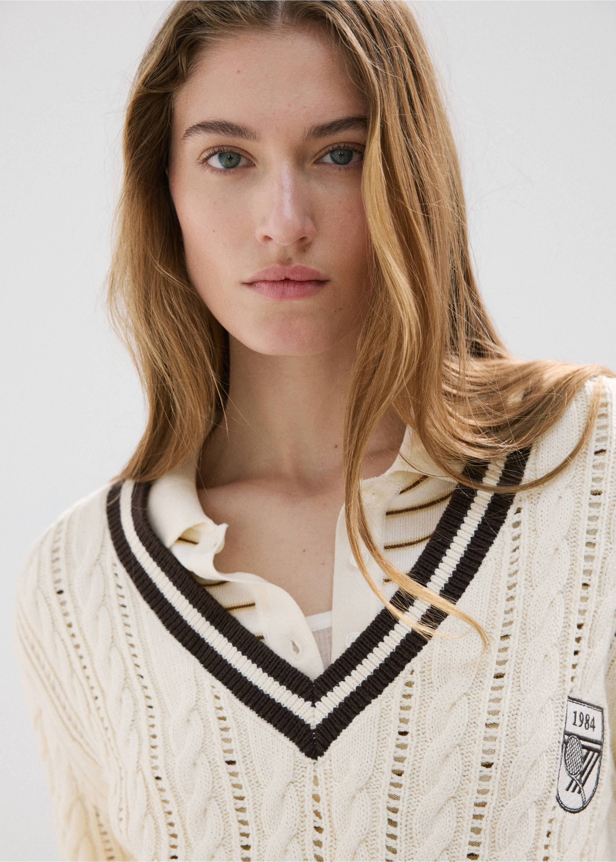 Cable knit jumper with contrasting collar - Details of the article 1, Ecru. Ref: 27047164-00.