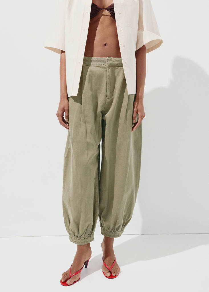 Mid-rise baggy jeans