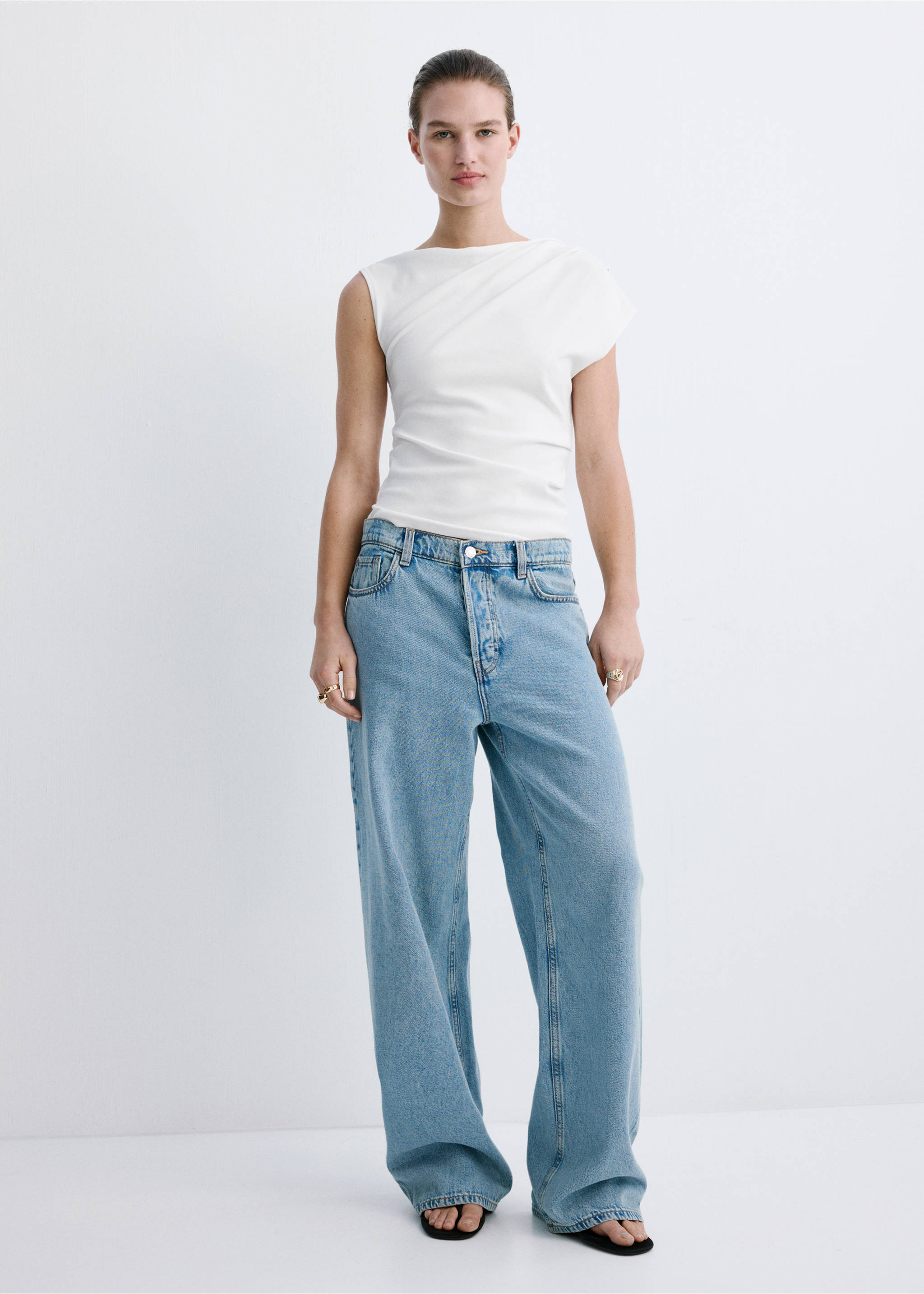 Top asimétrico fruncido - Plano general, Blanco. Ref: 27047167-00.