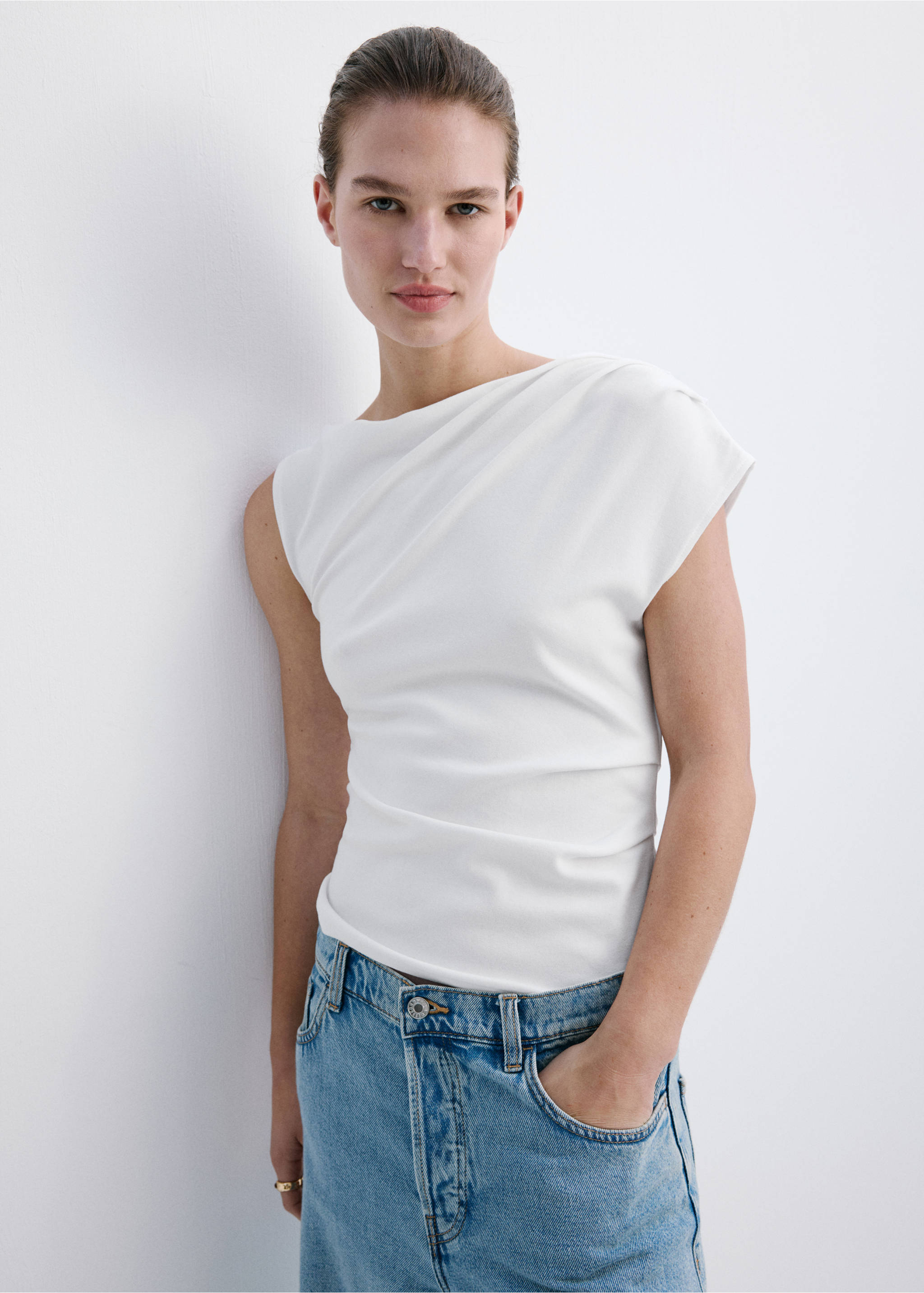 Top asimétrico fruncido - Plano medio, Blanco. Ref: 27047167-00.