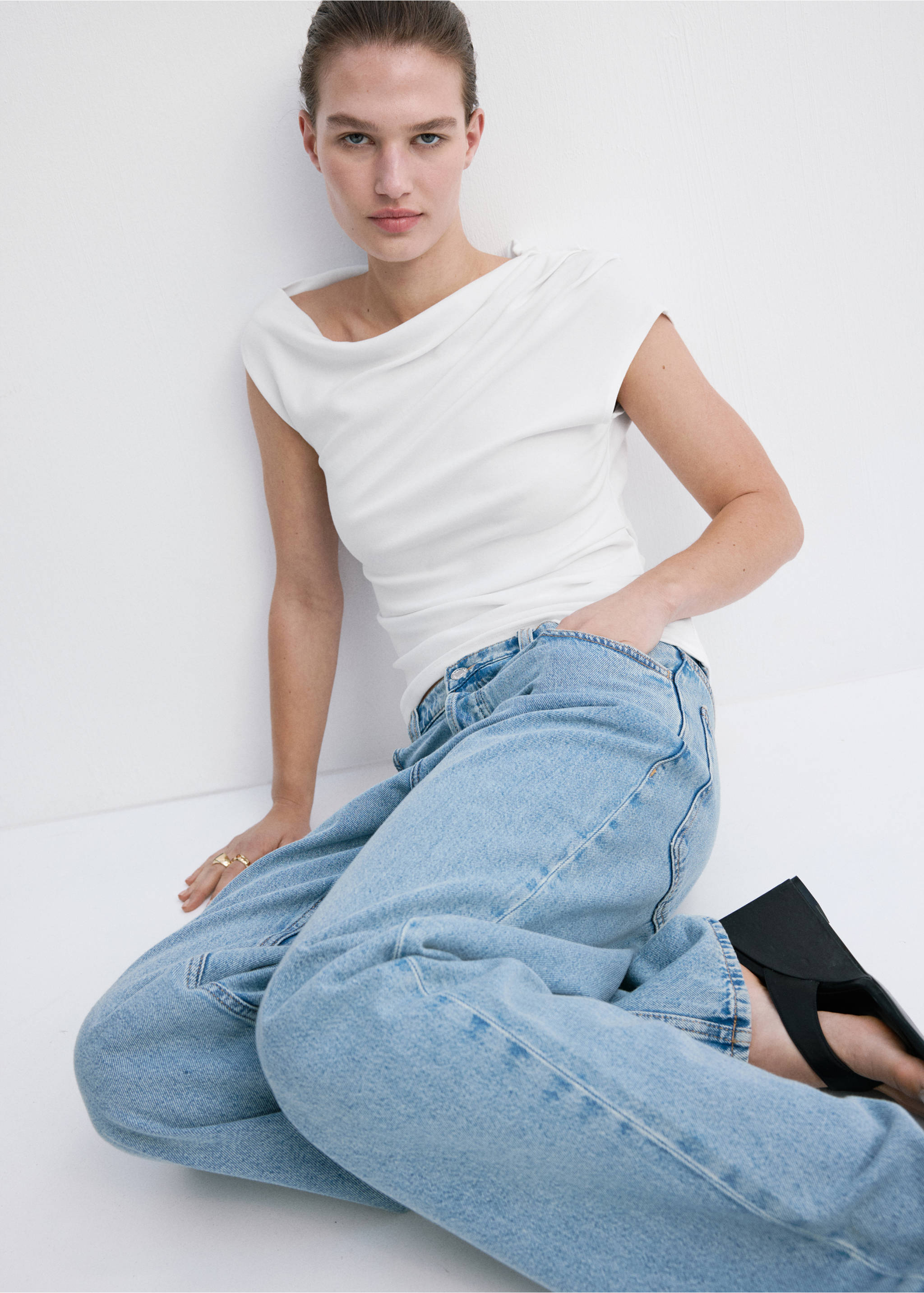 Top asimétrico fruncido - Detalle del artículo 2, Blanco. Ref: 27047167-00.