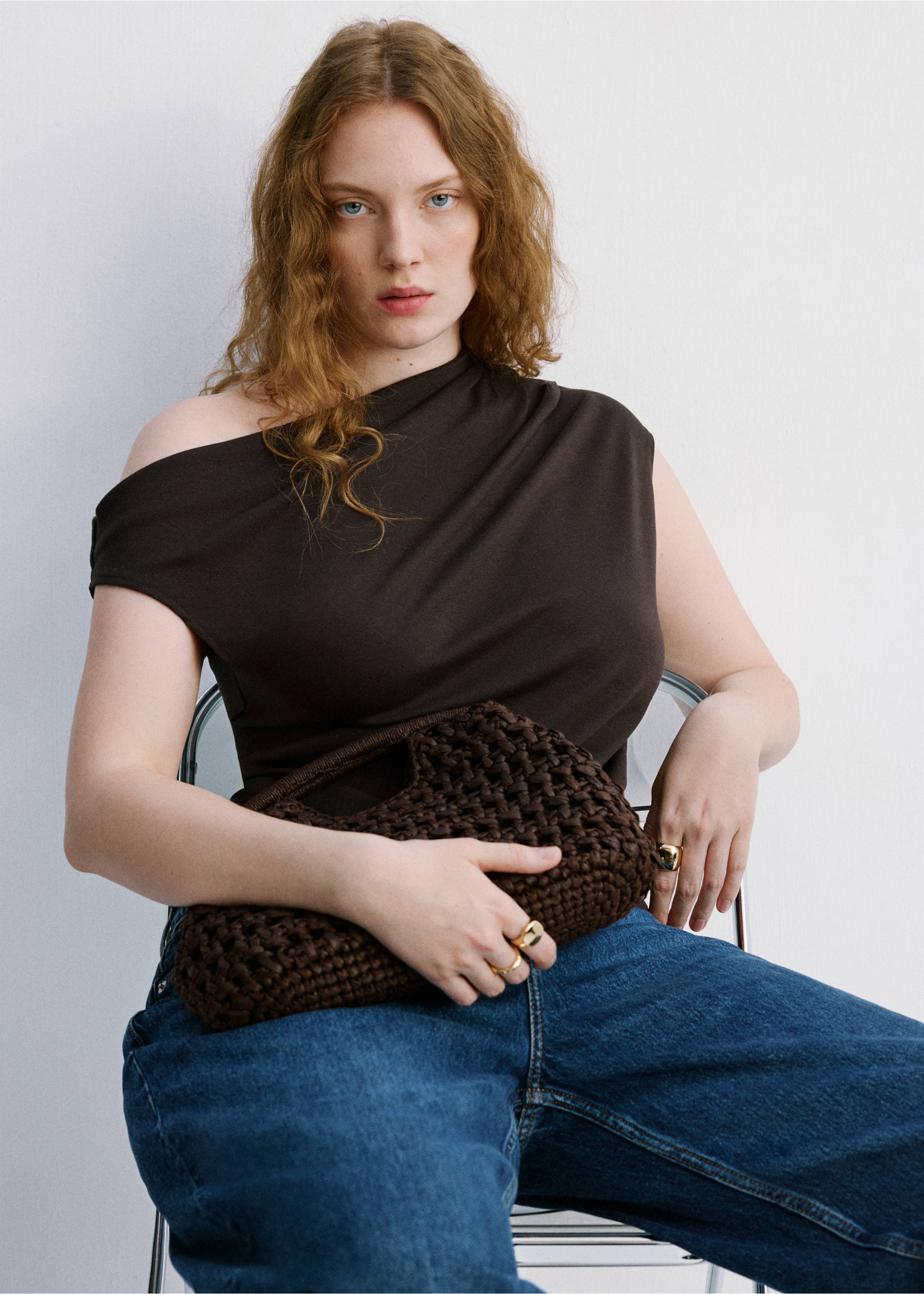 Asymmetric ruched top - Details of the article 5, Chocolate. Ref: 27047167-00.