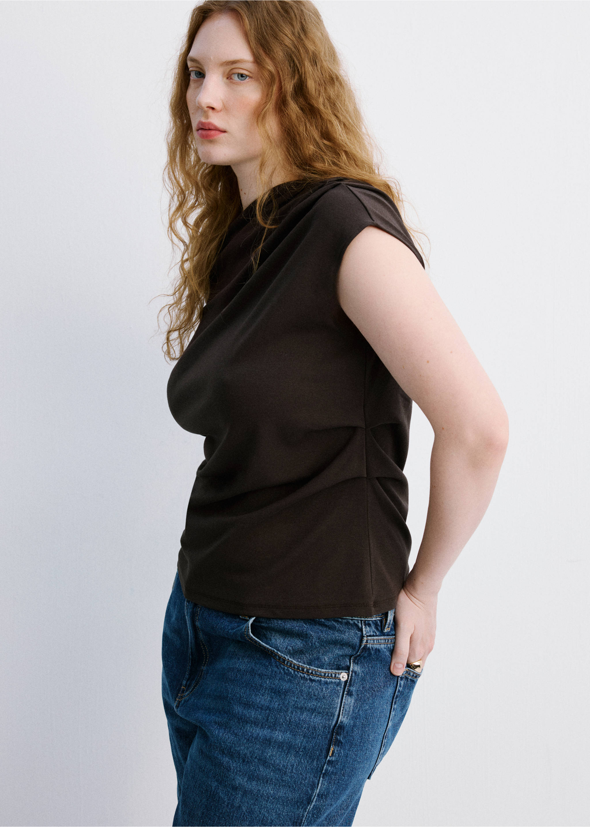 Asymmetric ruched top - Details of the article 4, Chocolate. Ref: 27047167-00.