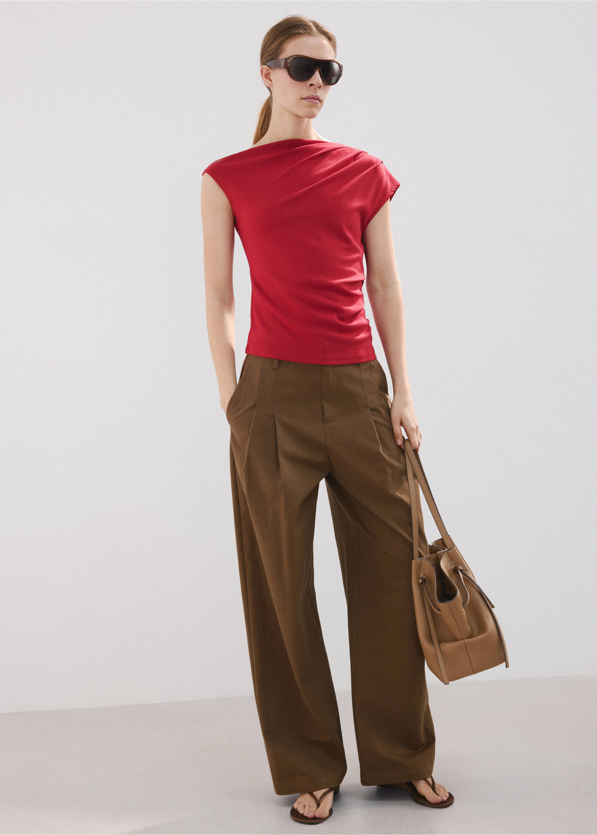 Top asimétrico fruncido - Plano general, Rojo. Ref: 27047167-00.