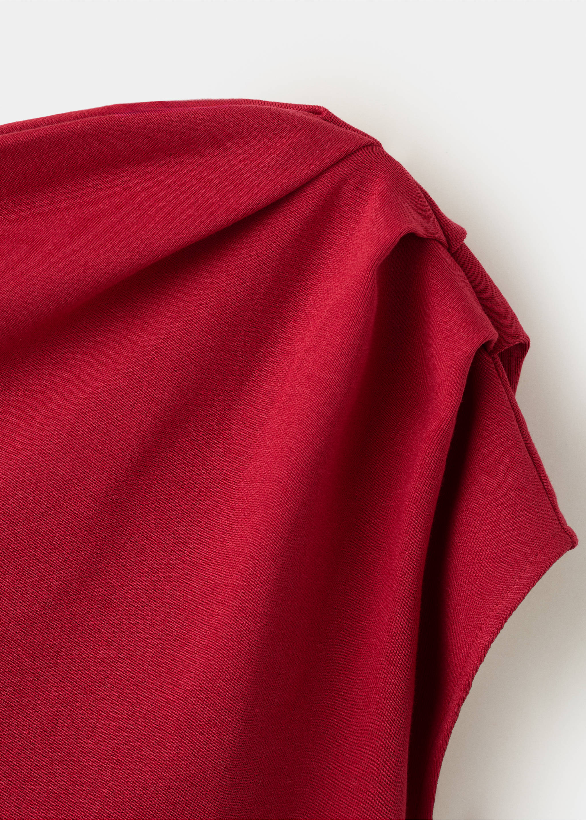 Asymmetric ruched top - Details of the article 8, Red. Ref: 27047167-00.