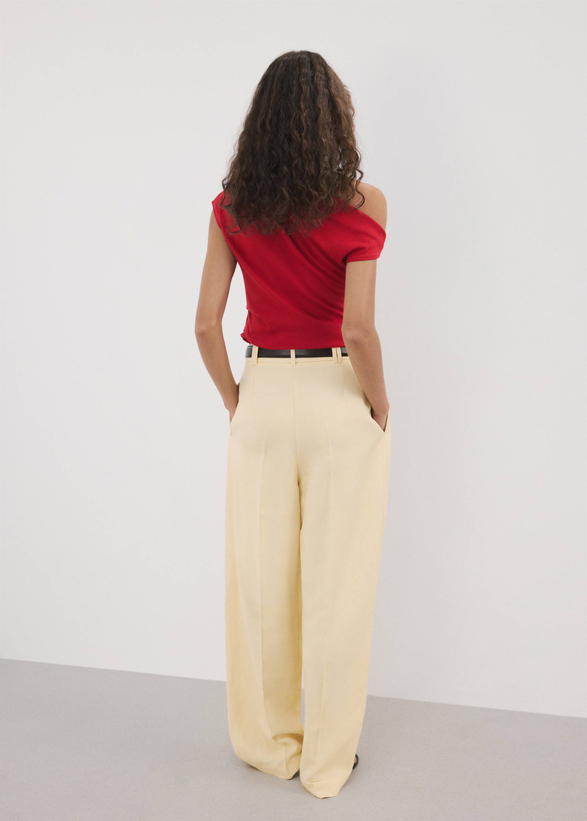 توب ملفوف غير متماثل - الجهة الخلفية للمنتج