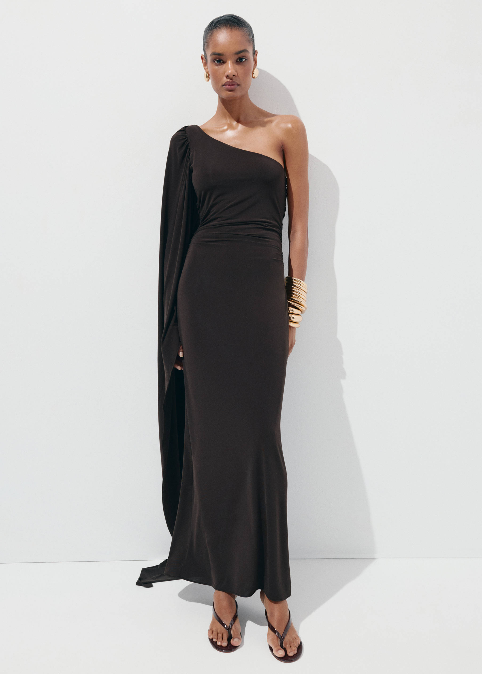 Robe cape asymétrique - Plan général