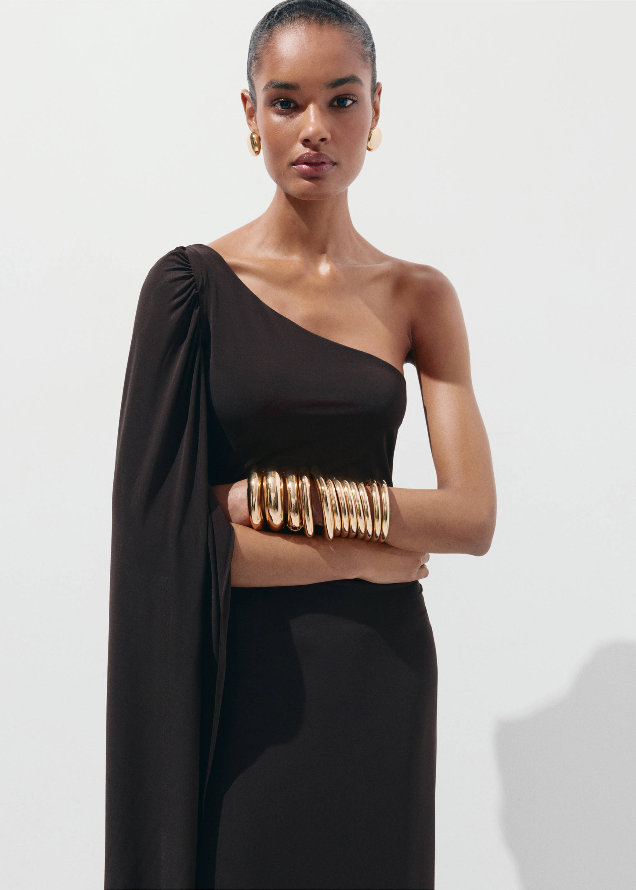 Robe cape asymétrique - Plan moyen, Marron. Ref: 27047168-01.