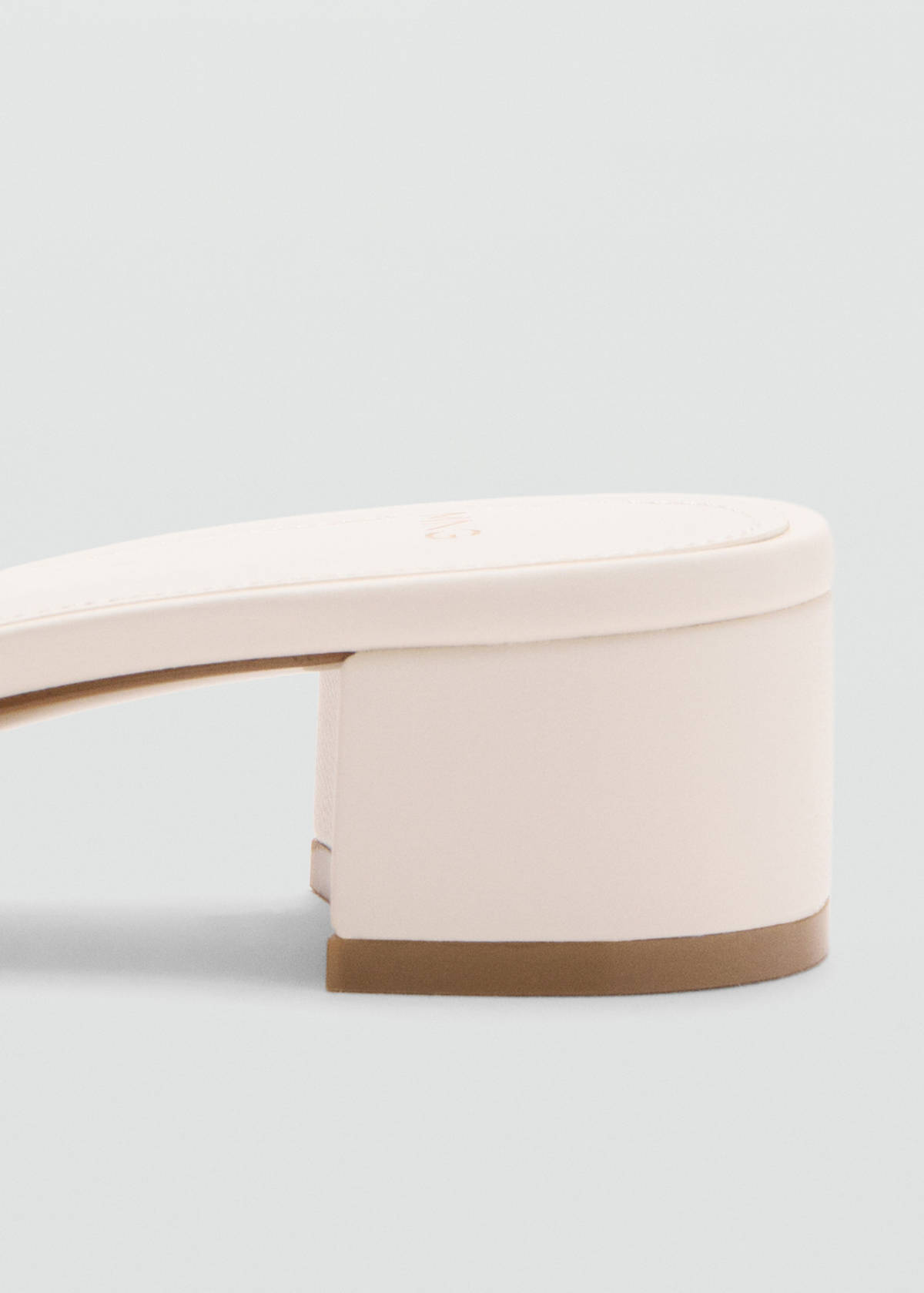 Block-heel sandals with strap — Ecru