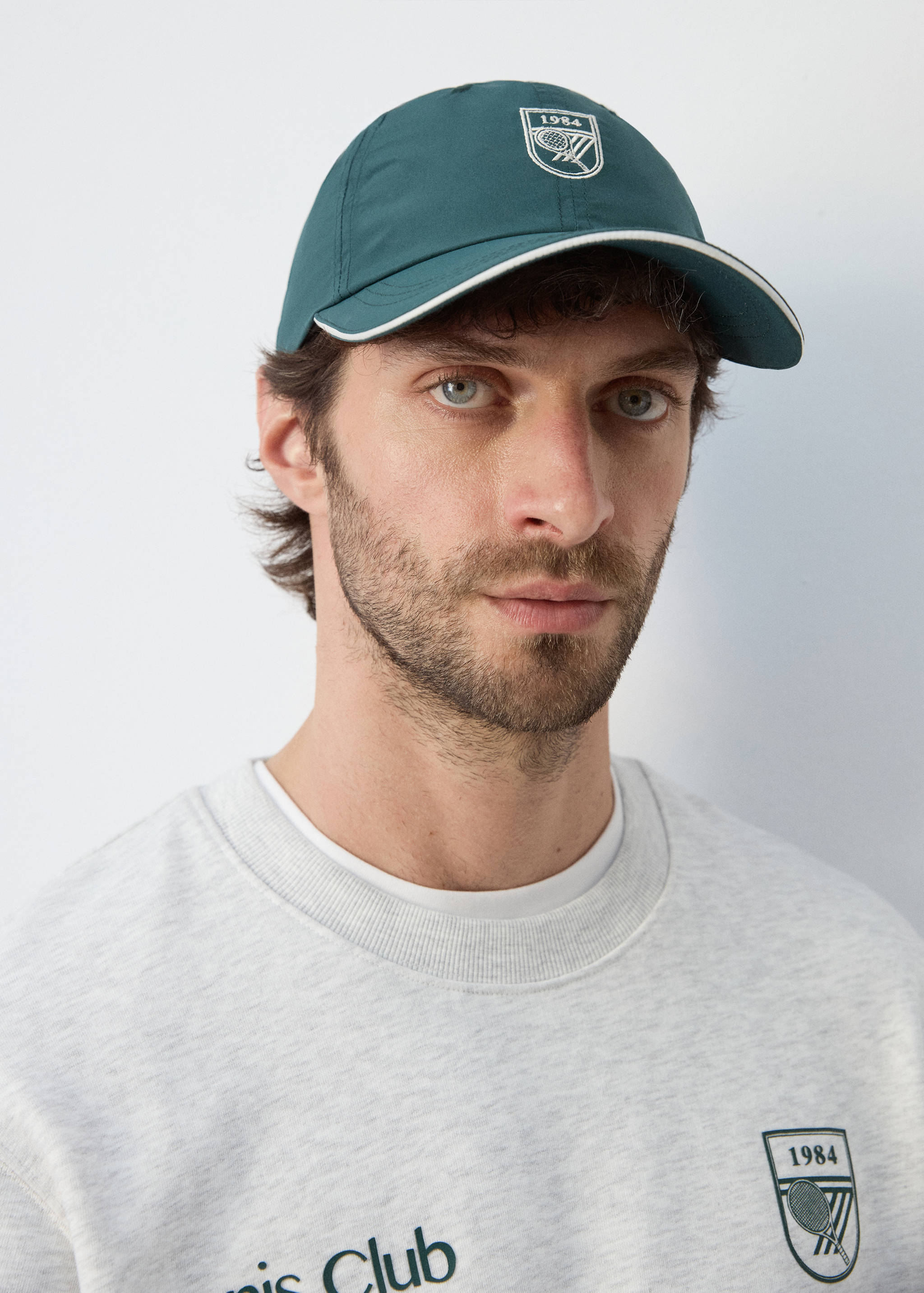 Embroidered cap - General plane