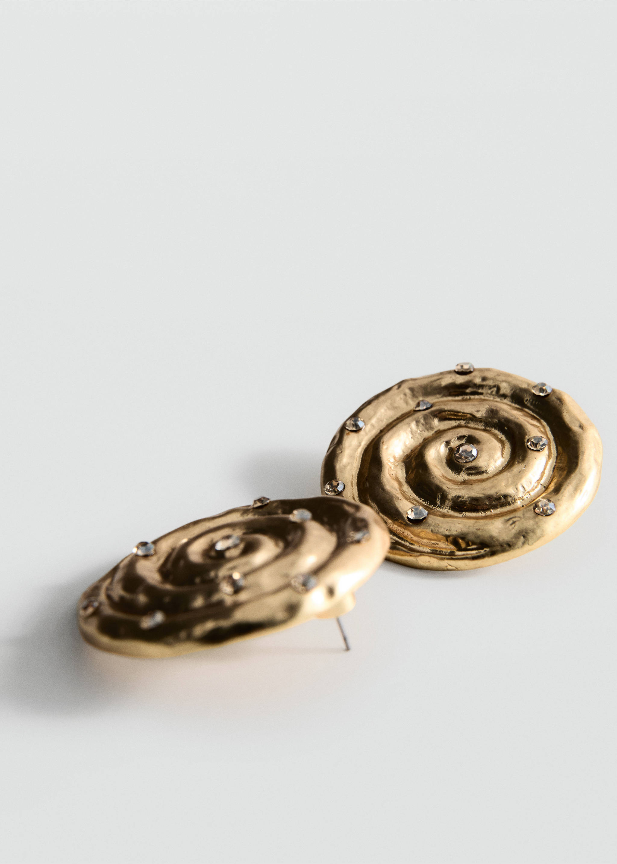 Brinco com espiral de cristais - Plano médio, Ouro. Ref: 27047789-00.