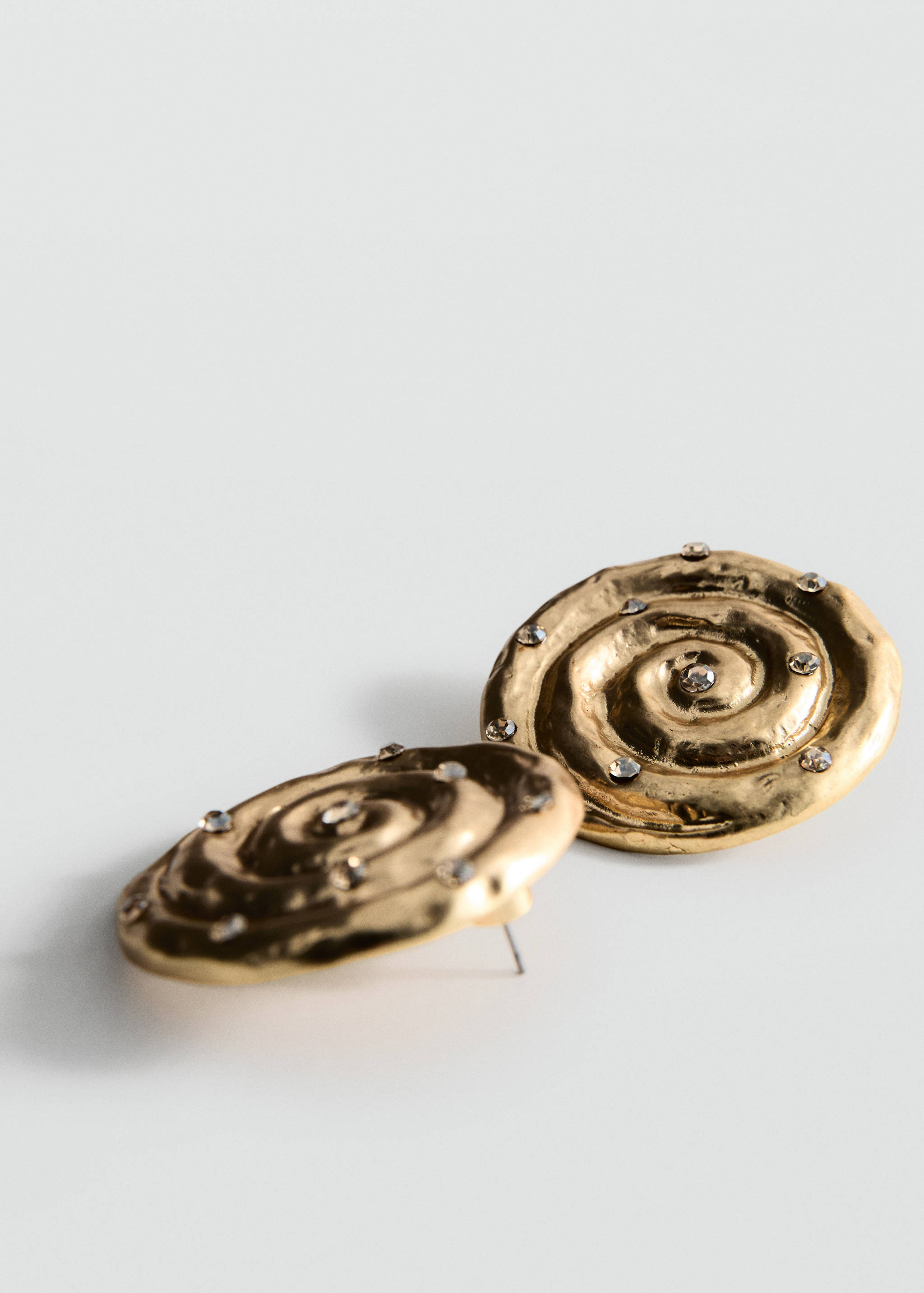 Спіральні сережки з кристалами - Середній план