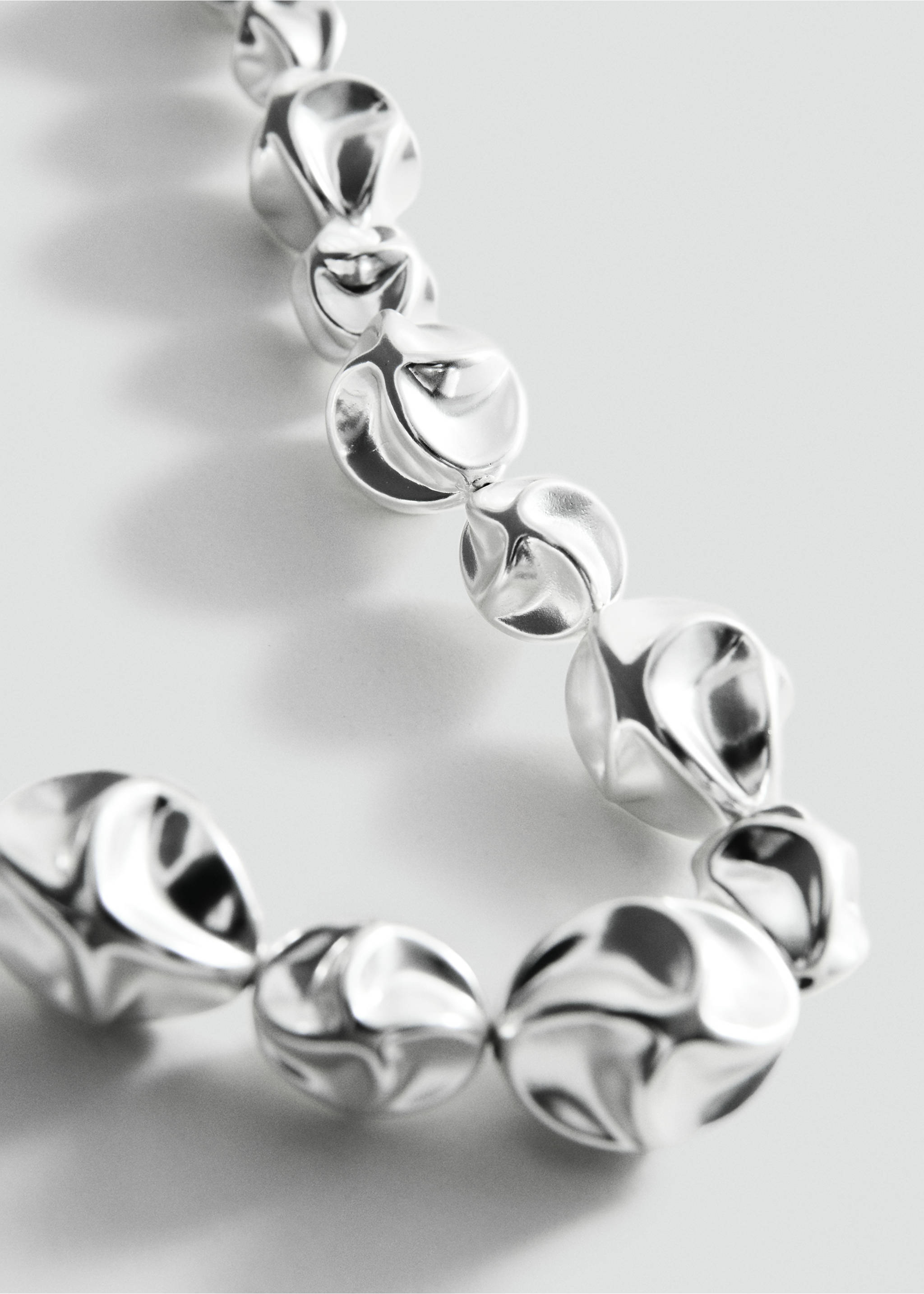 Necklace with irregular metallic pieces - Medium plane, Silver. Ref: 27047798-00.