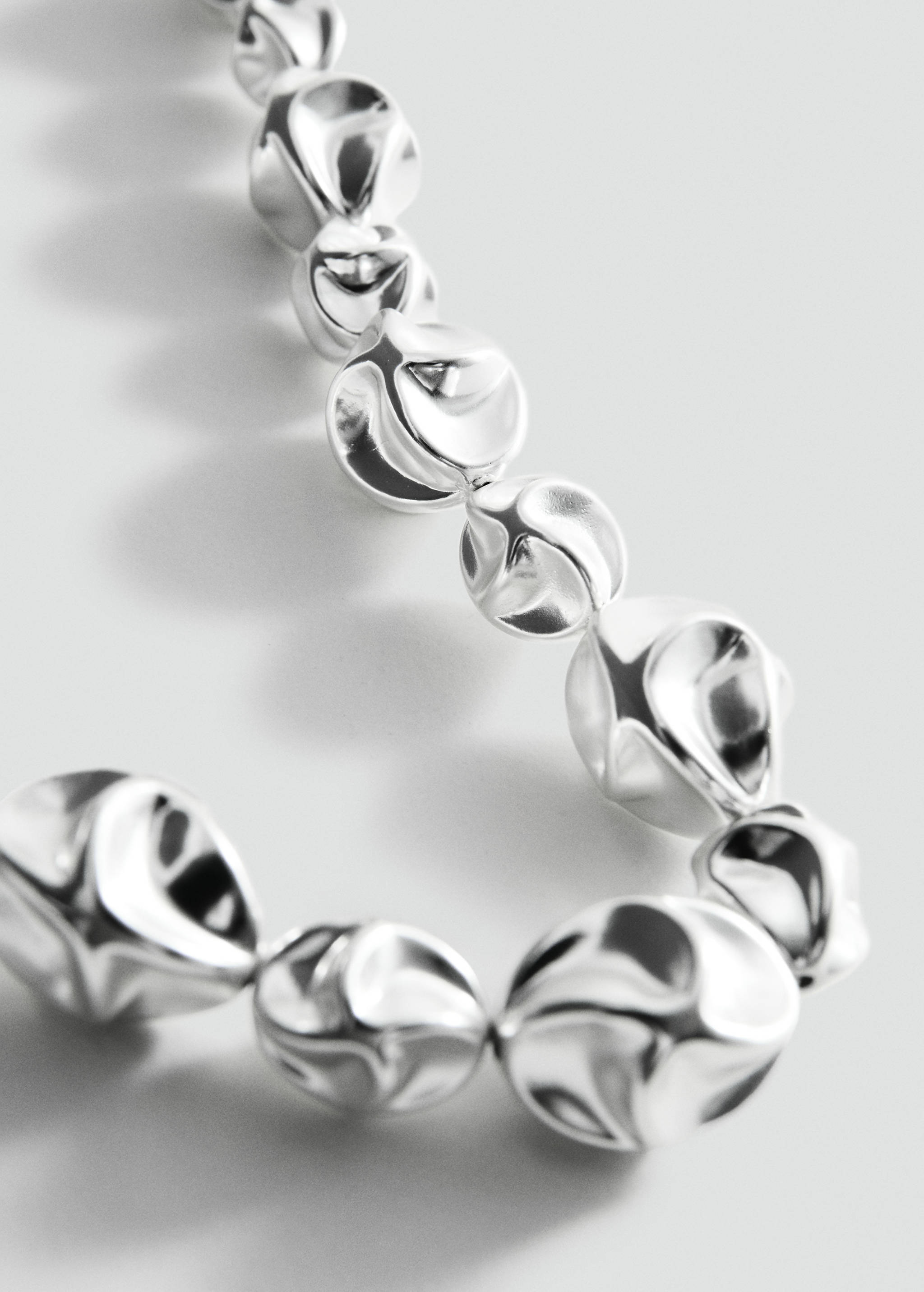 Necklace with irregular metallic pieces - Medium plane