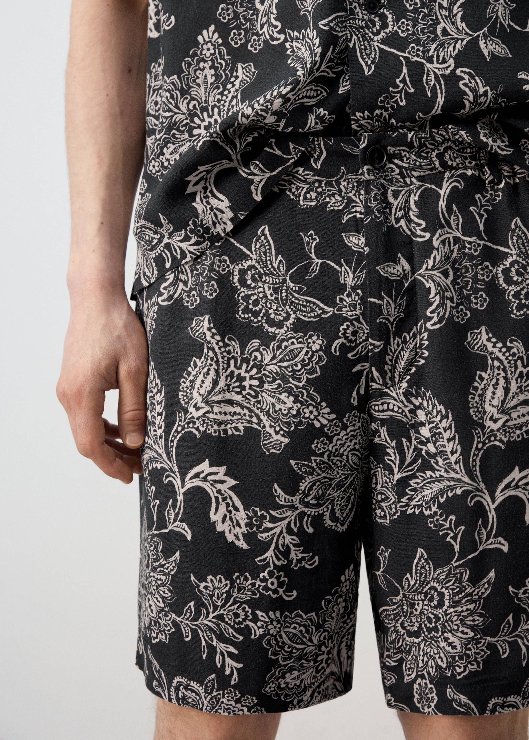 Printed slim fit bermuda shorts - Details of the article 1