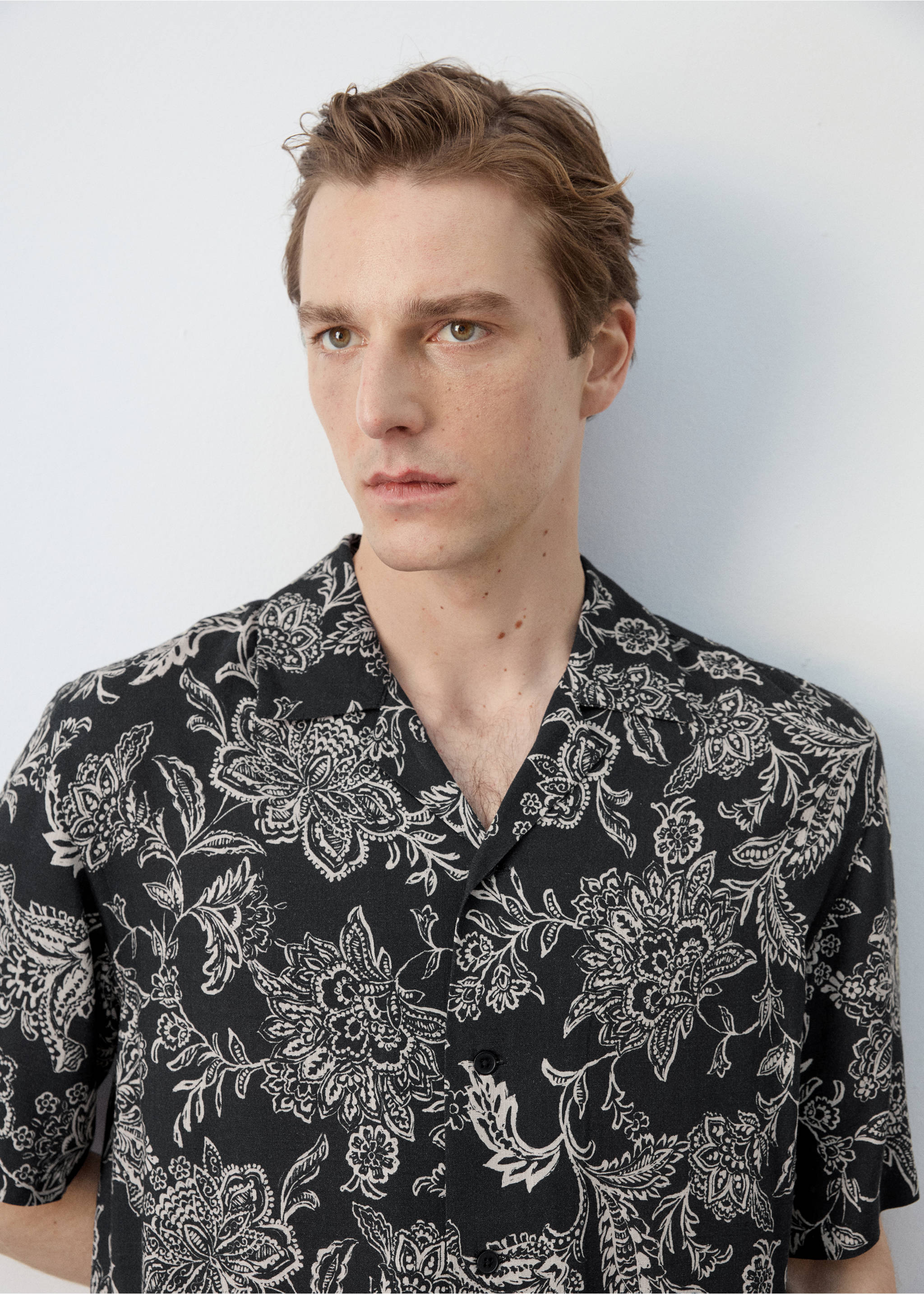 Camisa estampada regular fit - Detalle del artículo 1, Negro. Ref: 27047898-00.