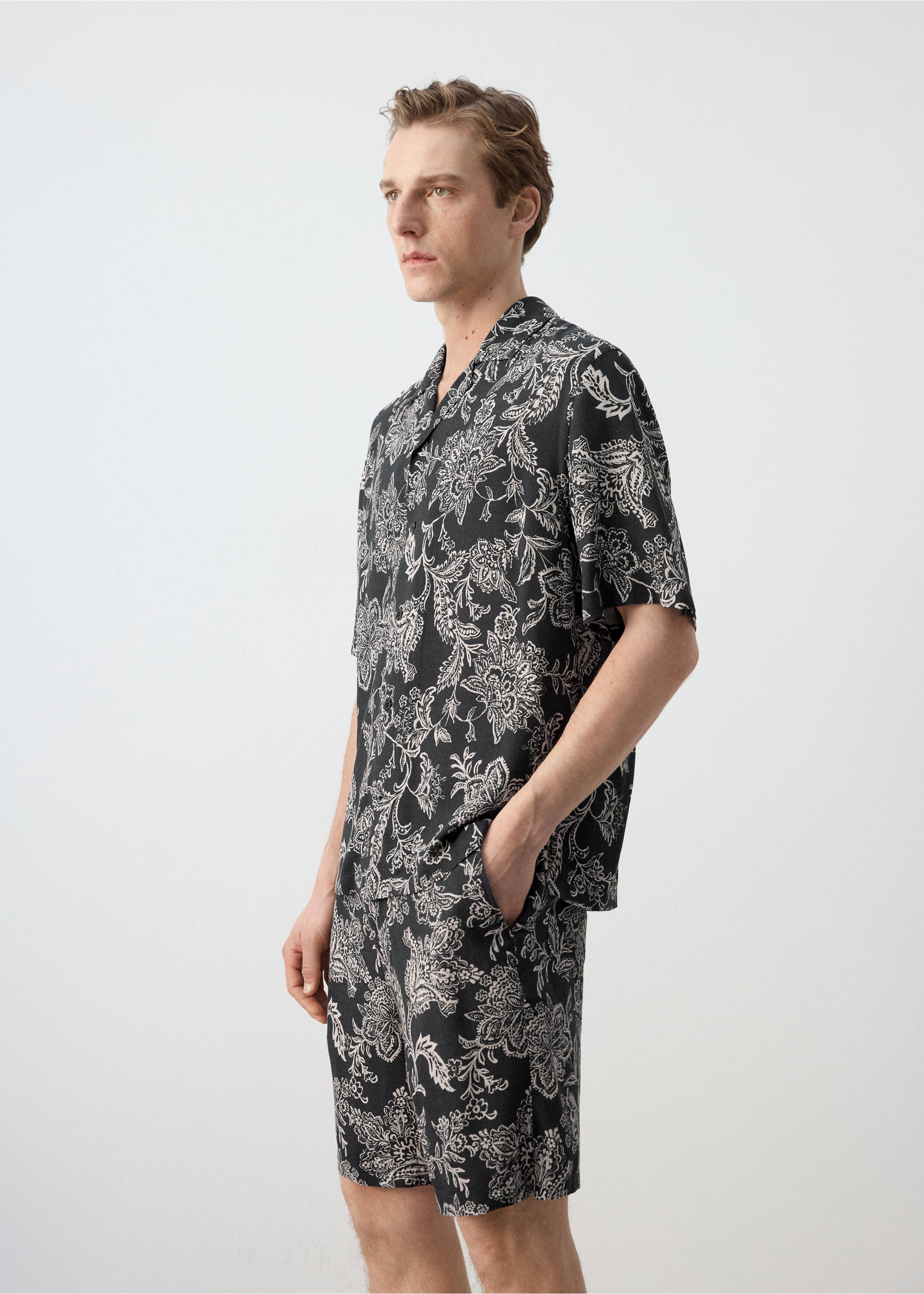 Camisa estampada regular fit - Detalle del artículo 2, Negro. Ref: 27047898-00.