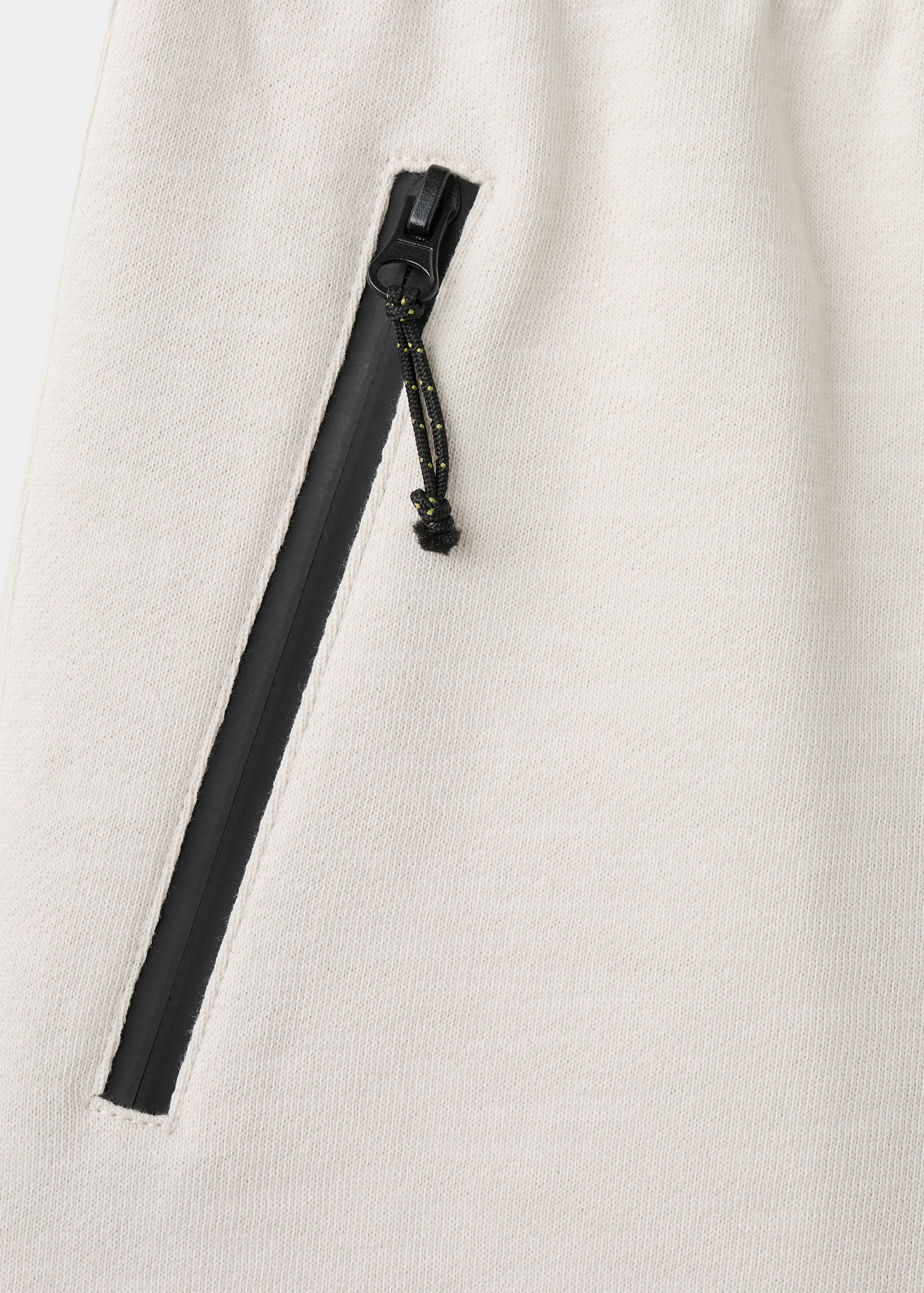 Bermuda shorts with drawstring - Details of the article 0