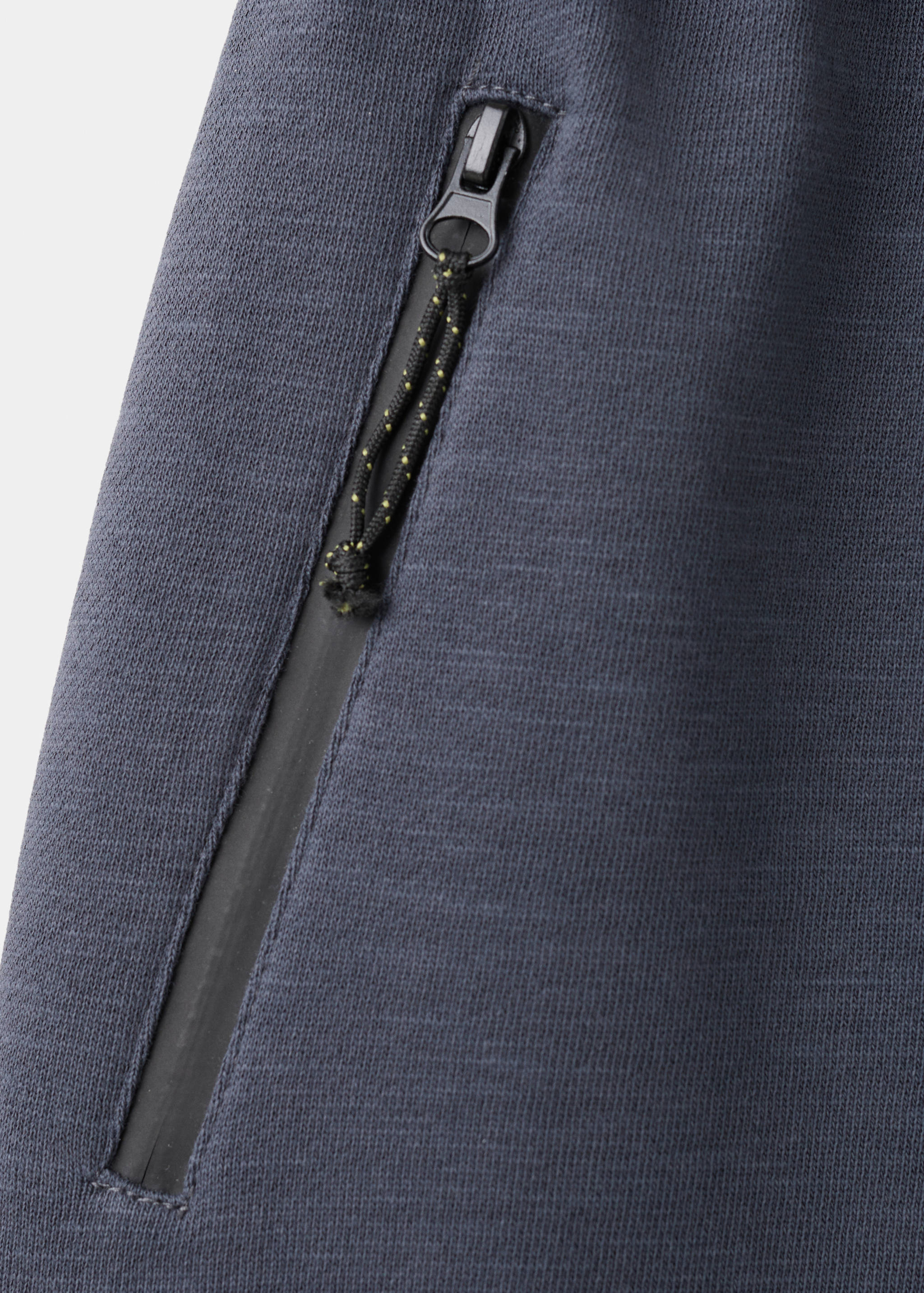 Bermuda shorts with drawstring - Details of the article 0