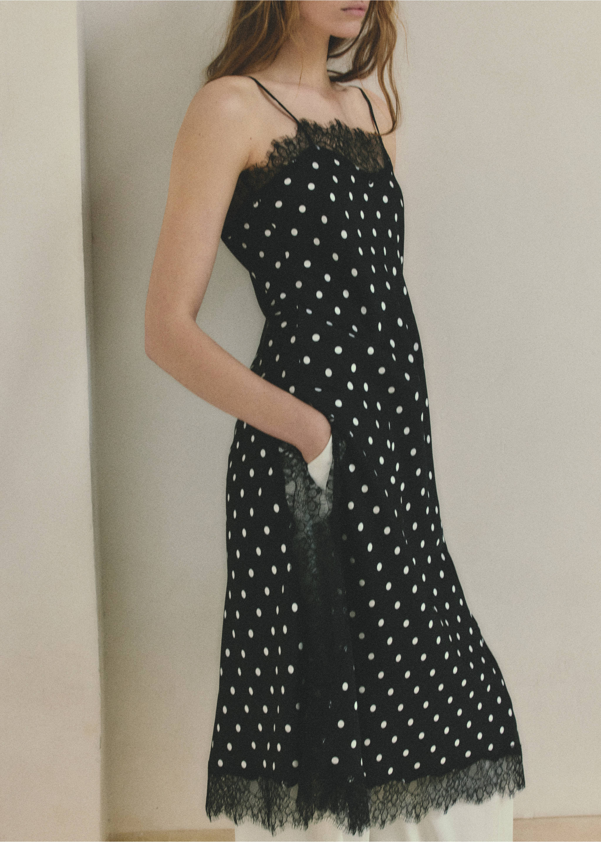 Top long en dentelle à pois - Plan moyen, Noir. Ref: 27047930-00.