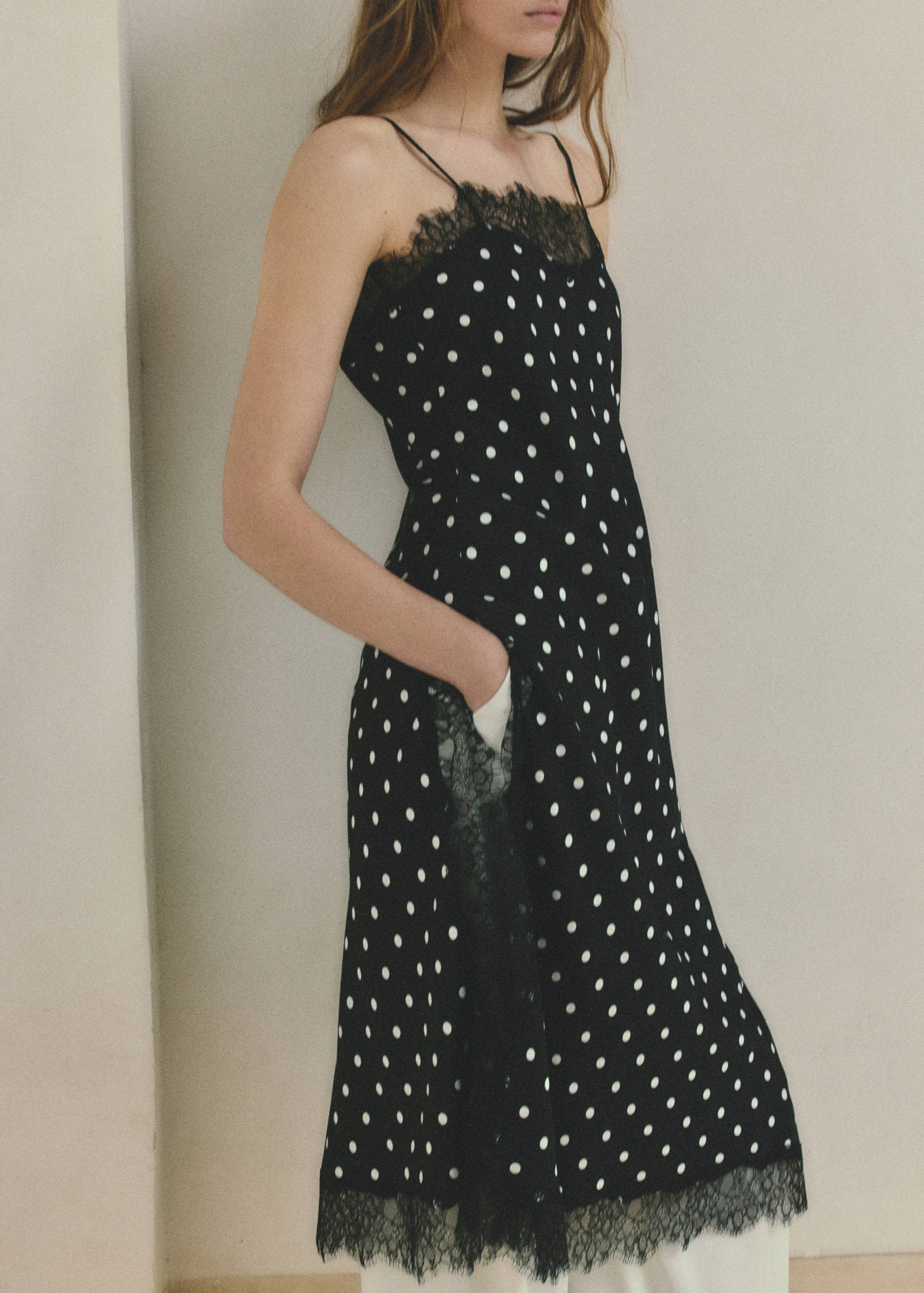 Top long en dentelle à pois - Plan moyen