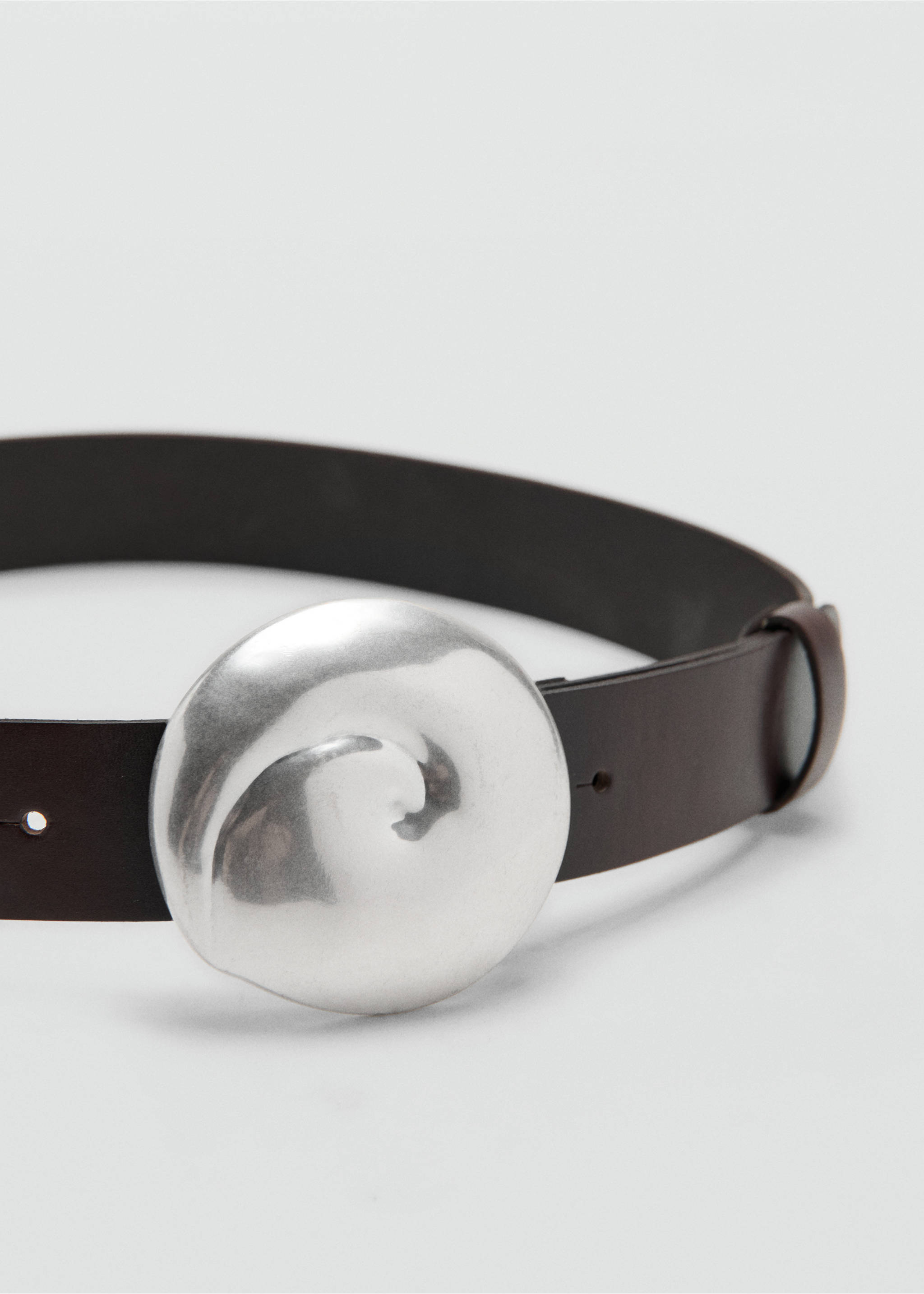Leather belt with a shell buckle - Medium plane, Chocolate. Ref: 27047932-00.