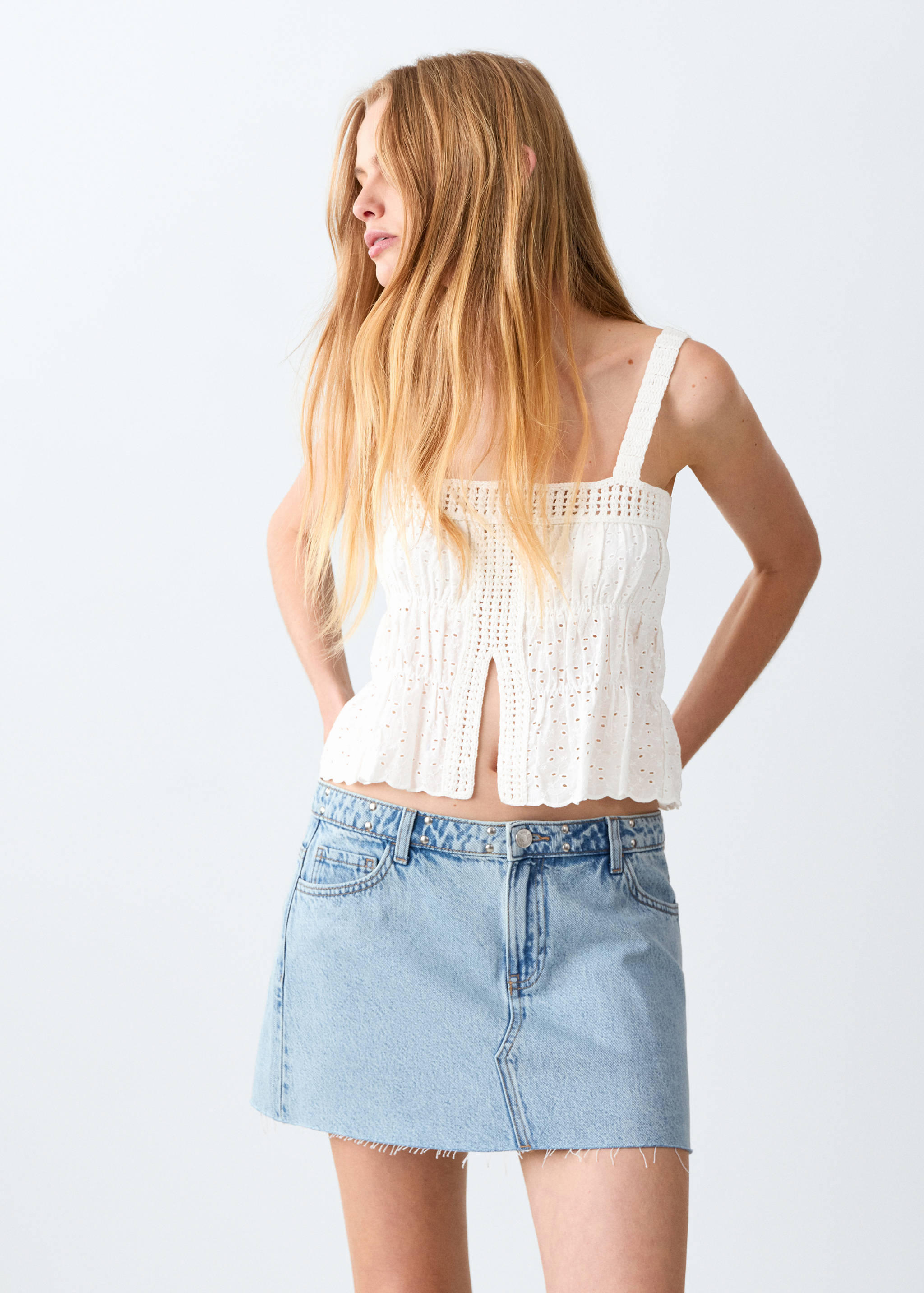 Crochet top with embroidered details - Medium plane
