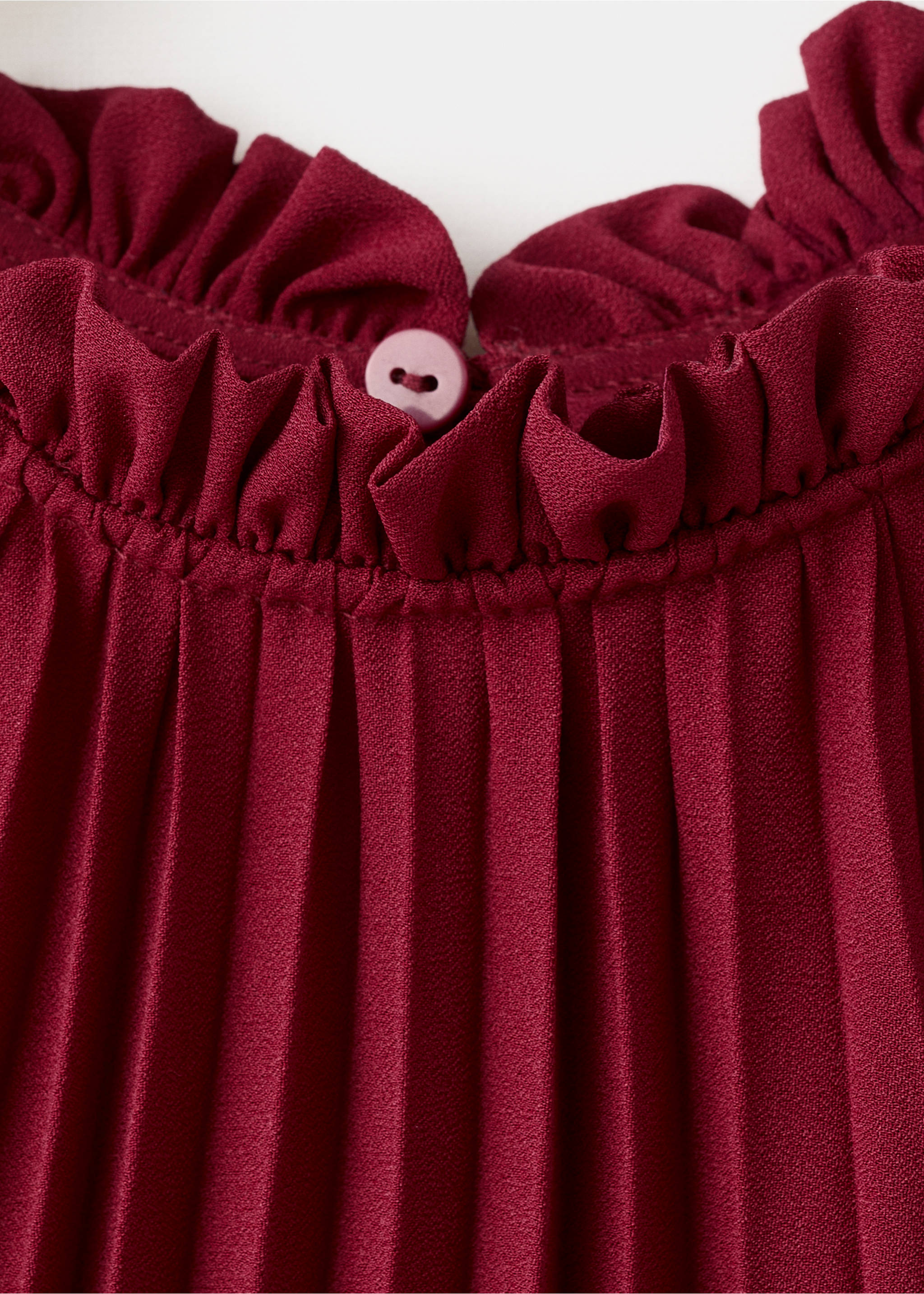 Pleated halter neck dress - Details of the article 8, Cherry. Ref: 27049059-00.