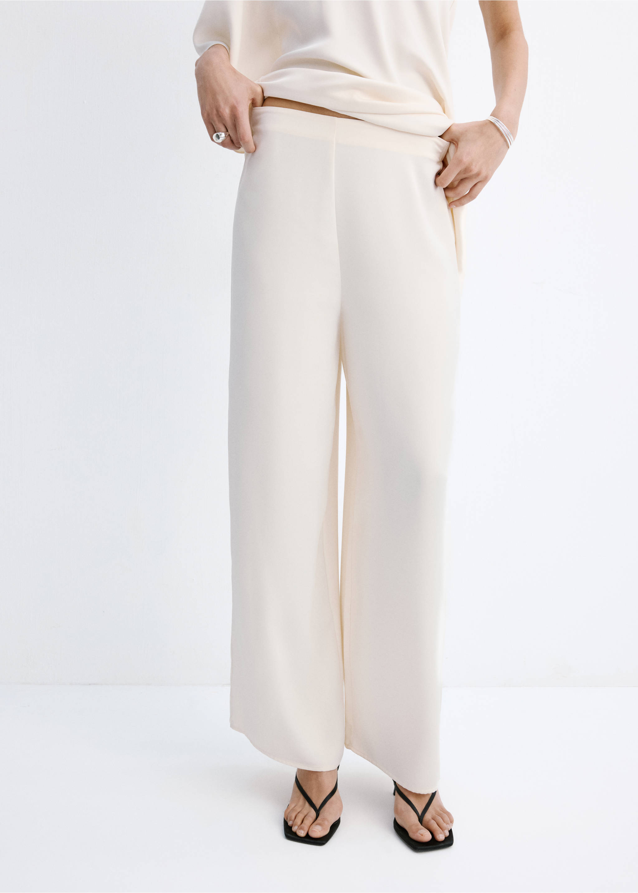 Satin straight-fit trousers - Medium plane, Ecru. Ref: 27049060-00.