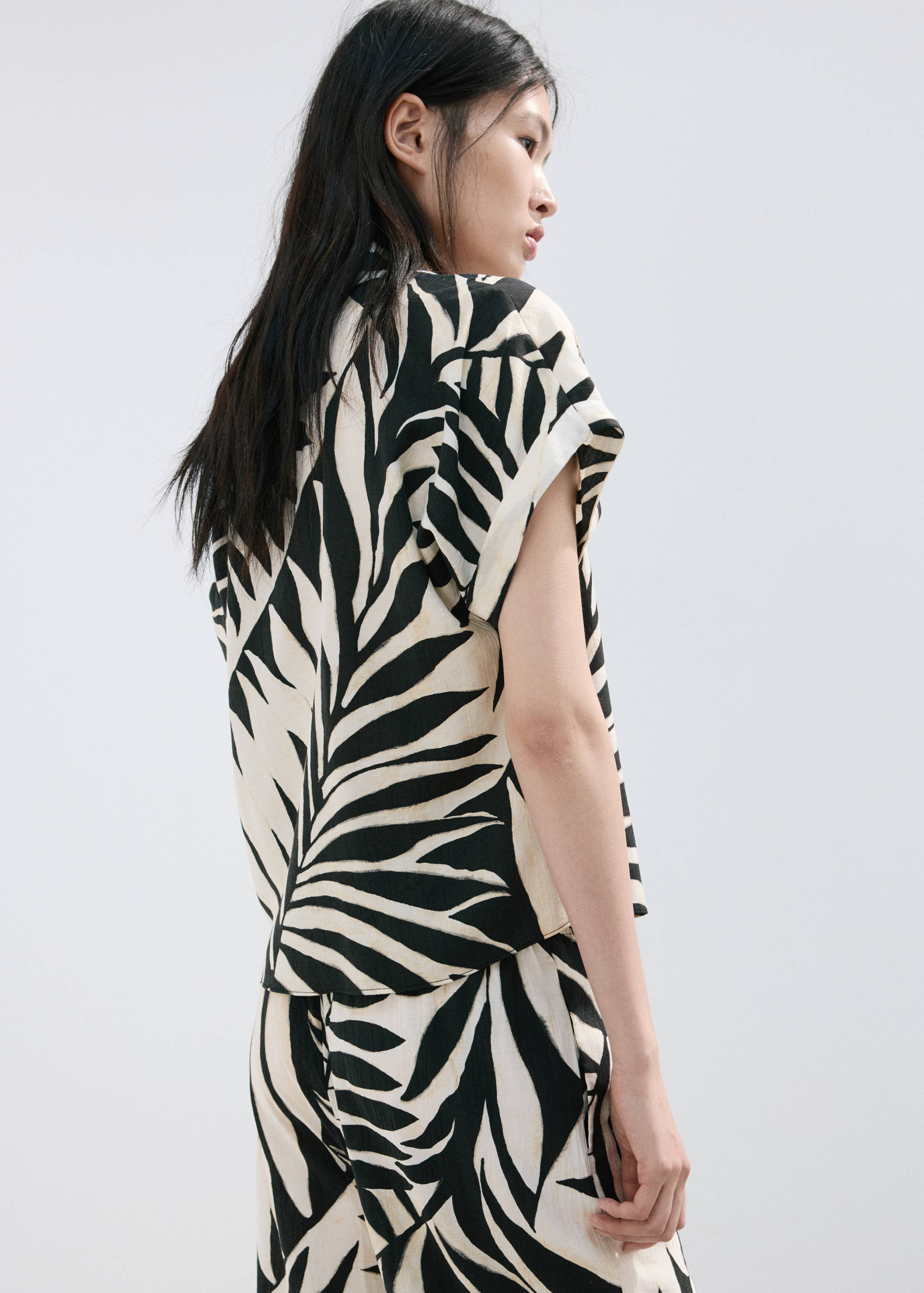 Flowy printed shirt - Reverse of the article