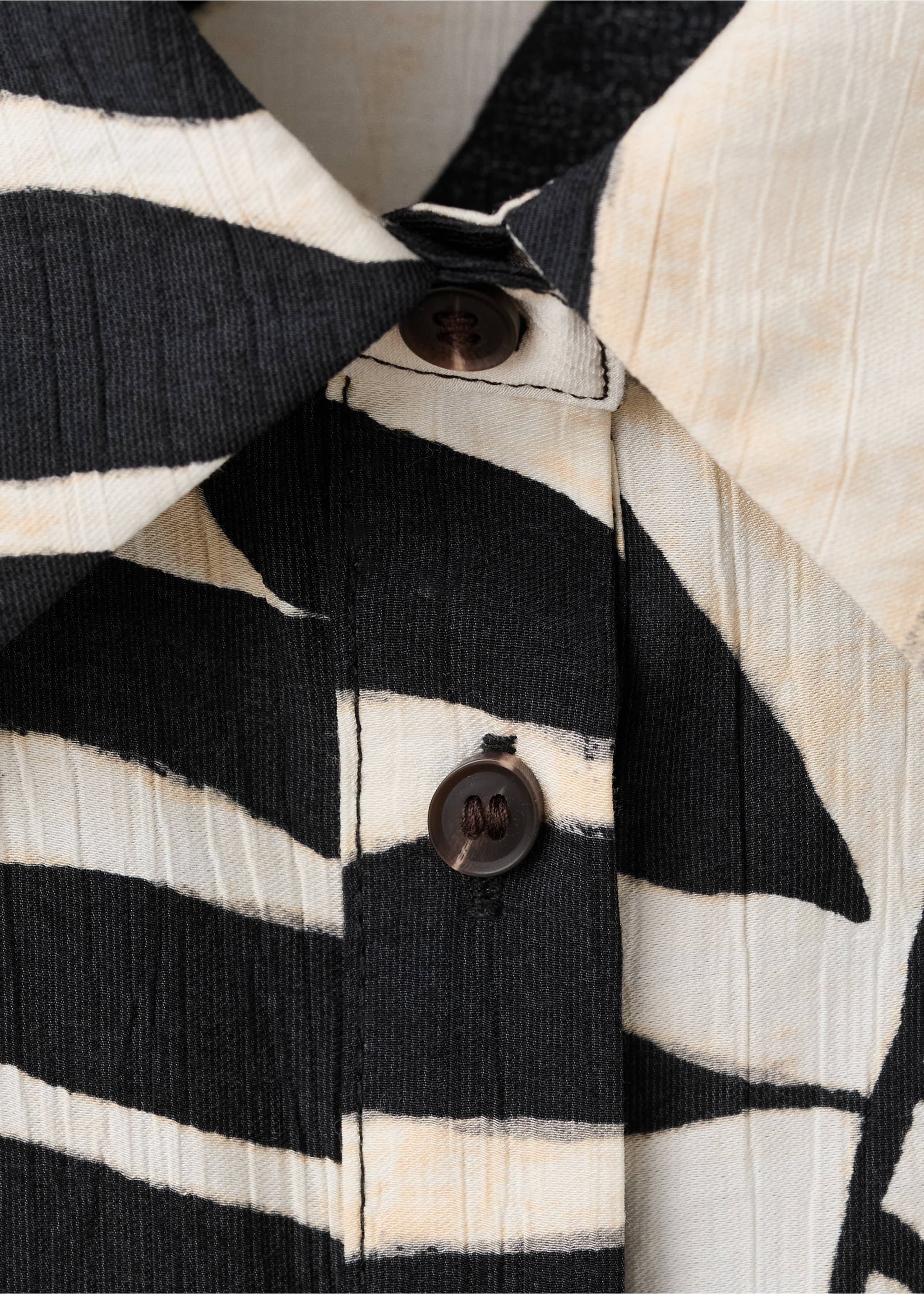 Flowy printed shirt - Details of the article 8, Ecru. Ref: 27049065-00.