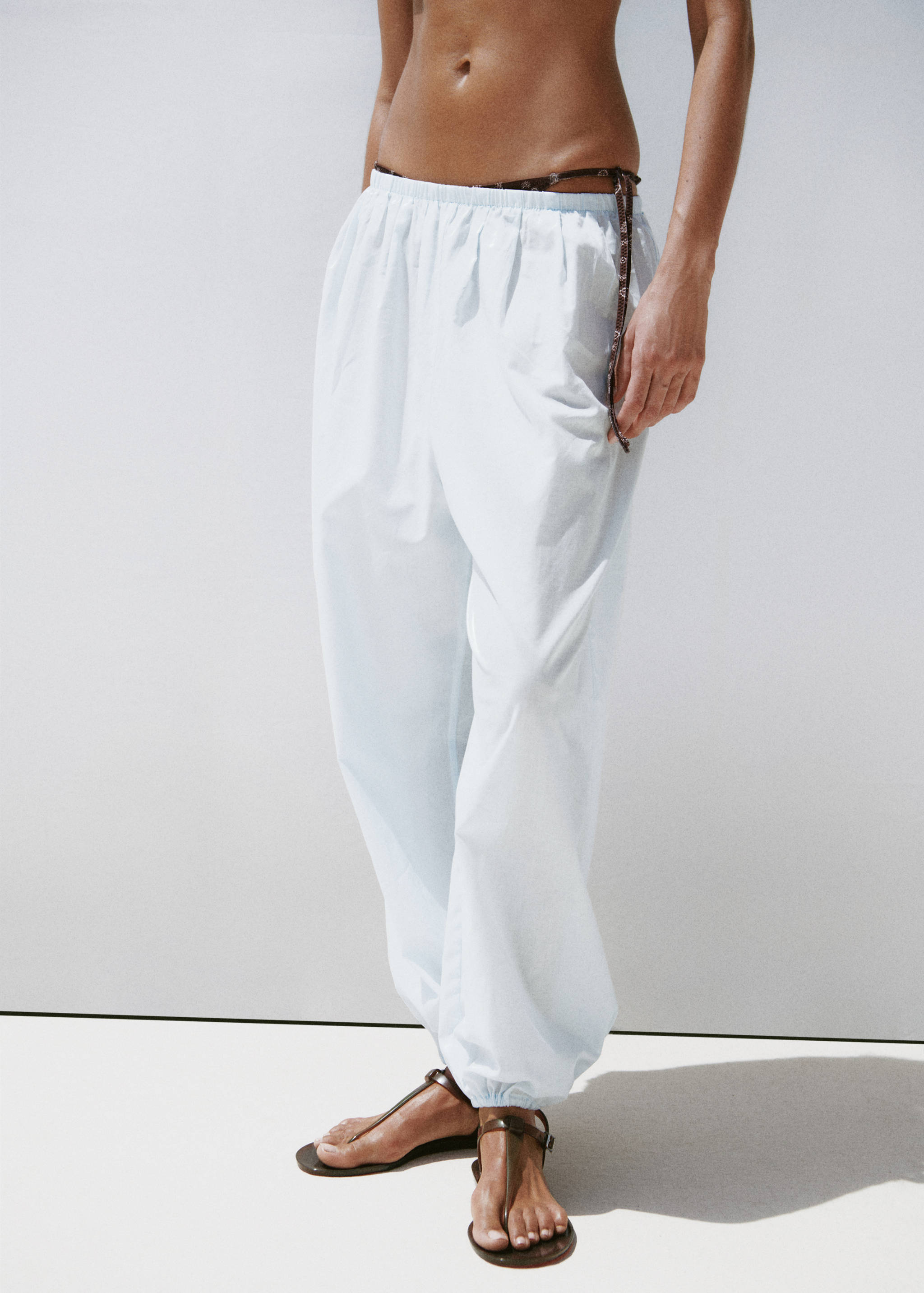 Pantalon en coton bouffant - Plan moyen